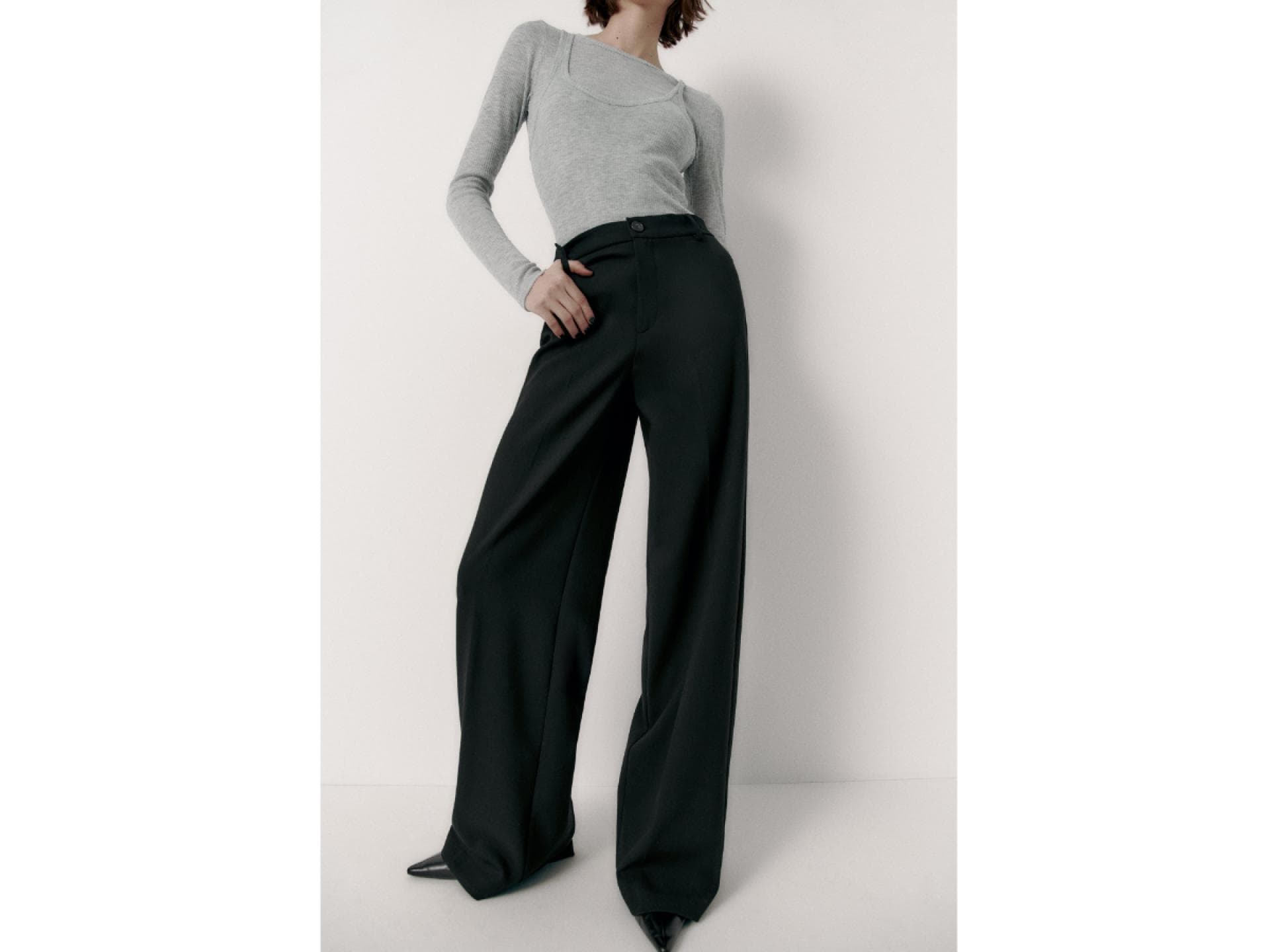 Lockere Stoffhose mit hohem Bund von Zara