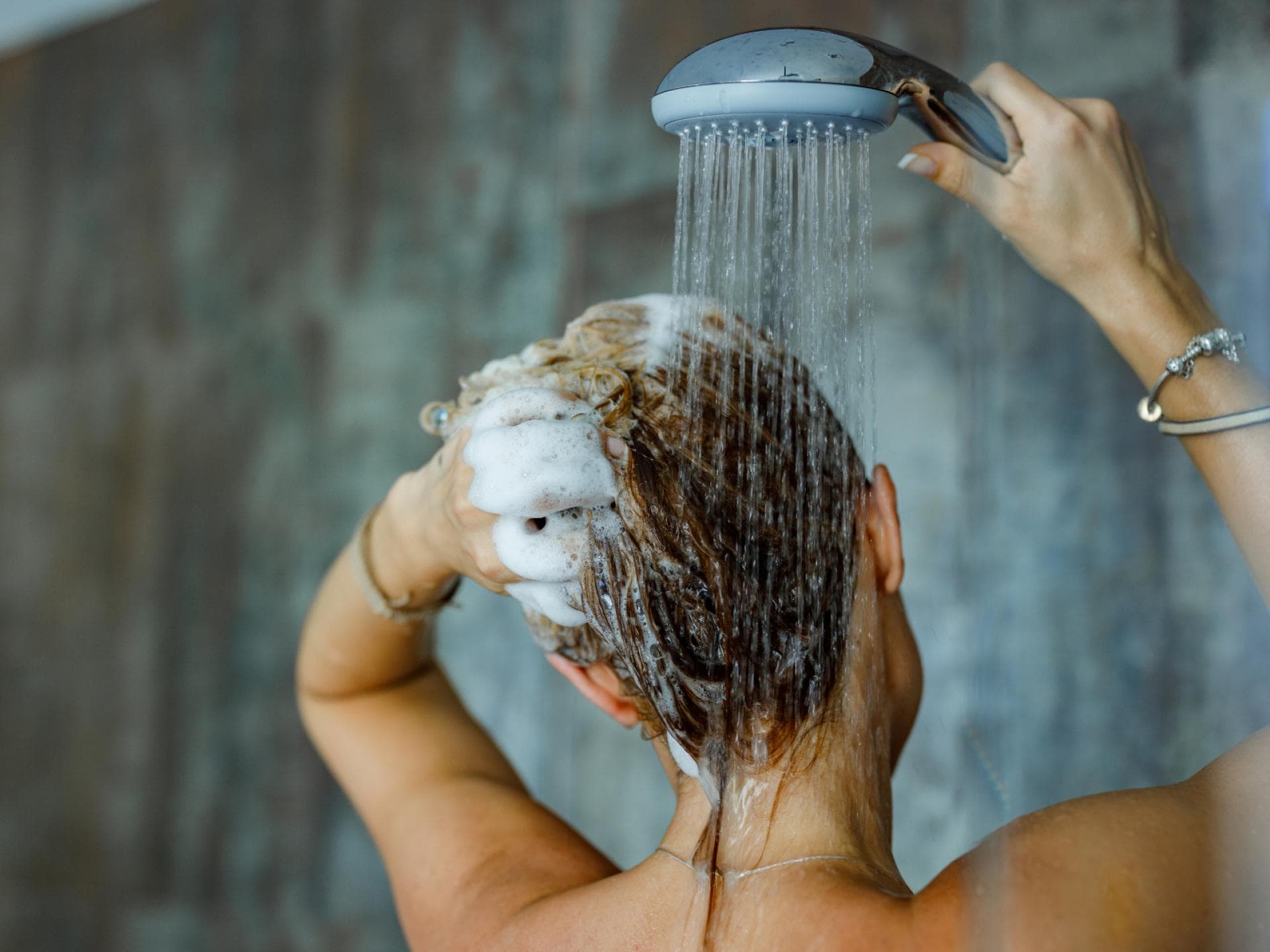 Frau unter der Dusche