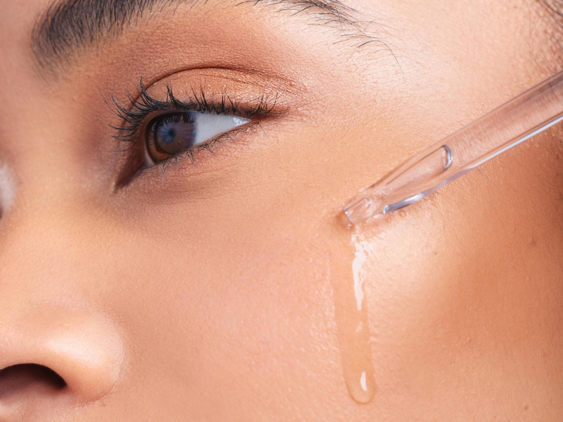 Anti-Aging Serum aus der Drogerie Anti-Aging Serum auf Haut