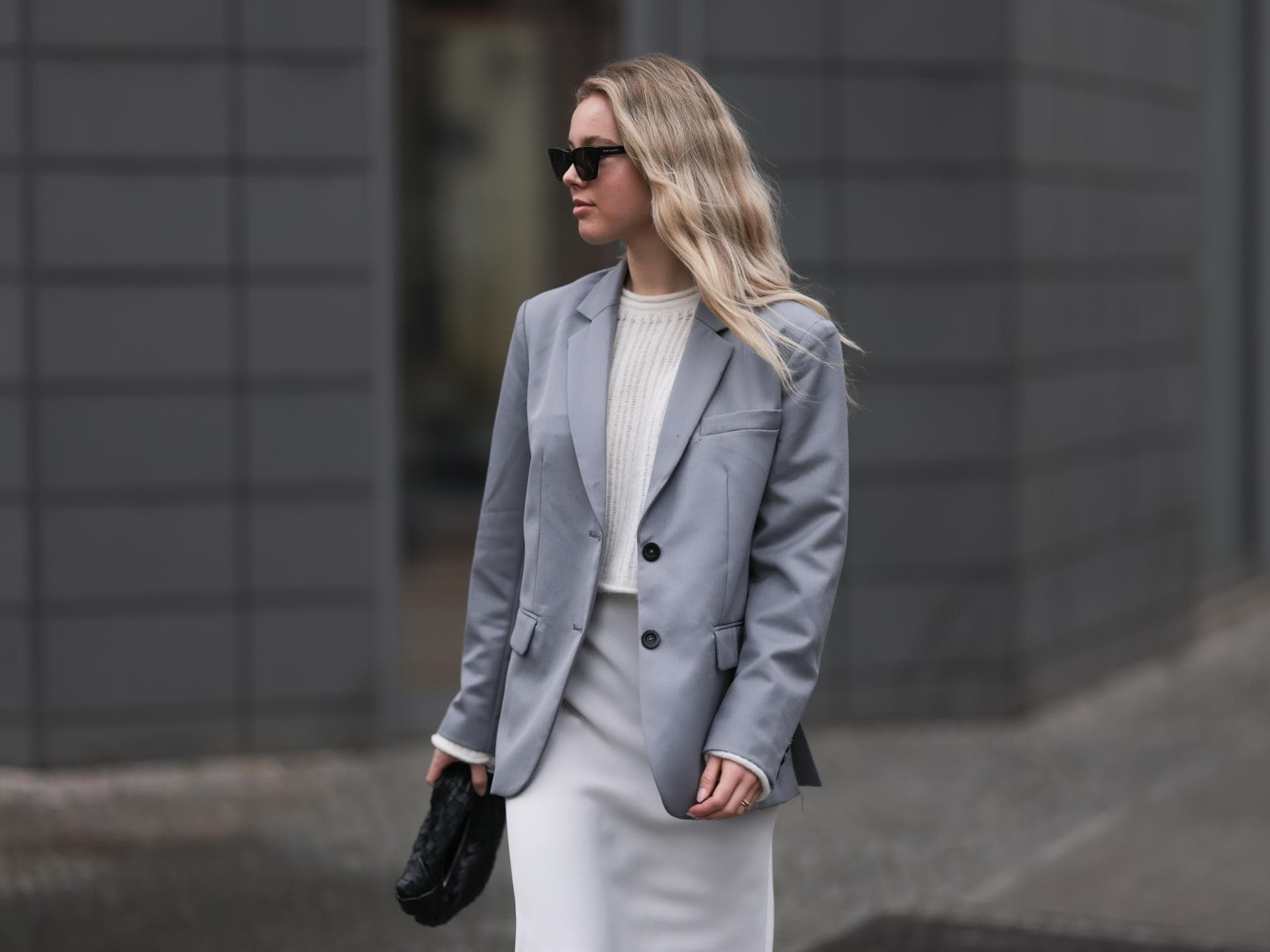 Frau mit grauem Blazer