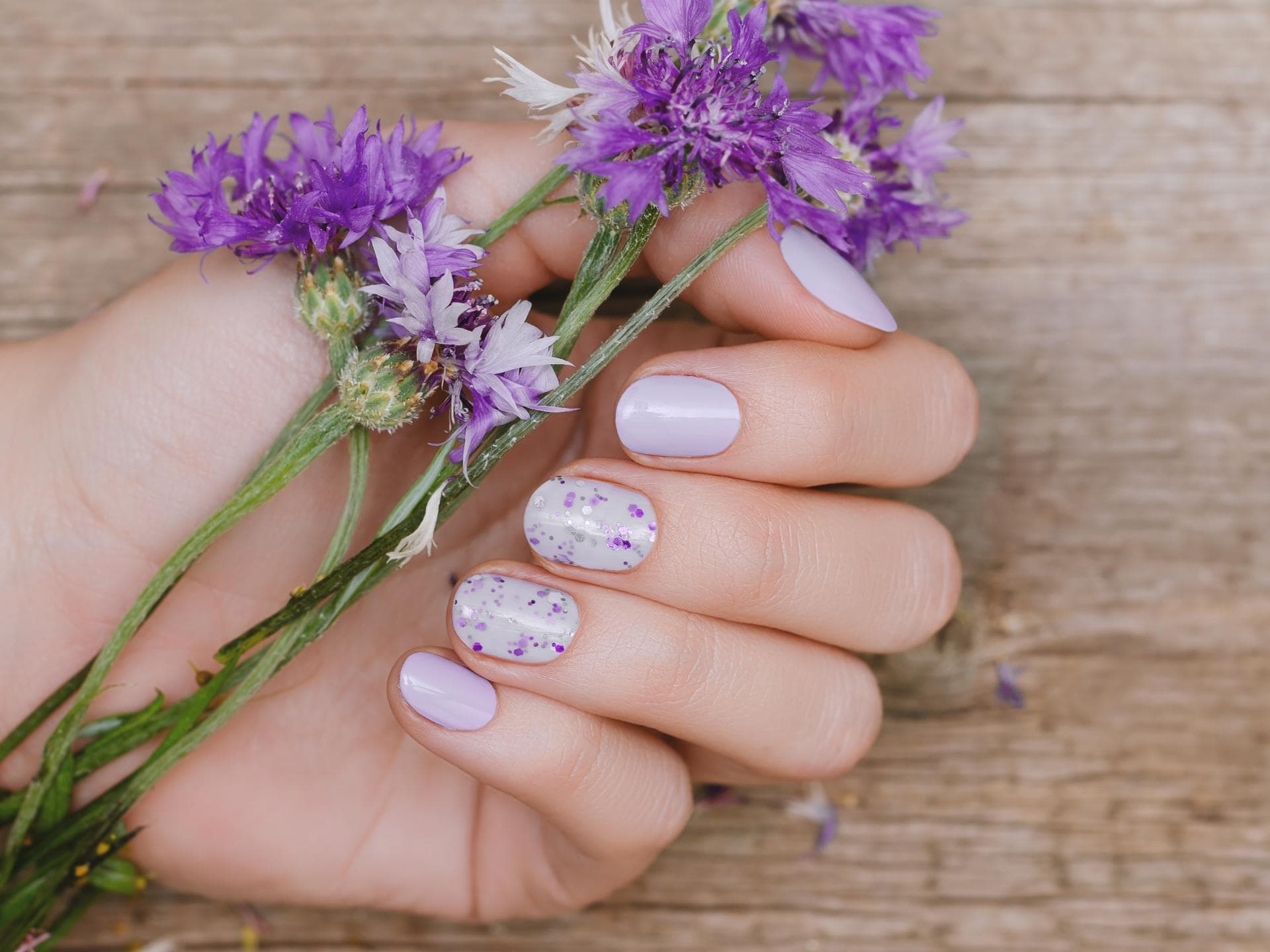 Blumen auf Nägeln