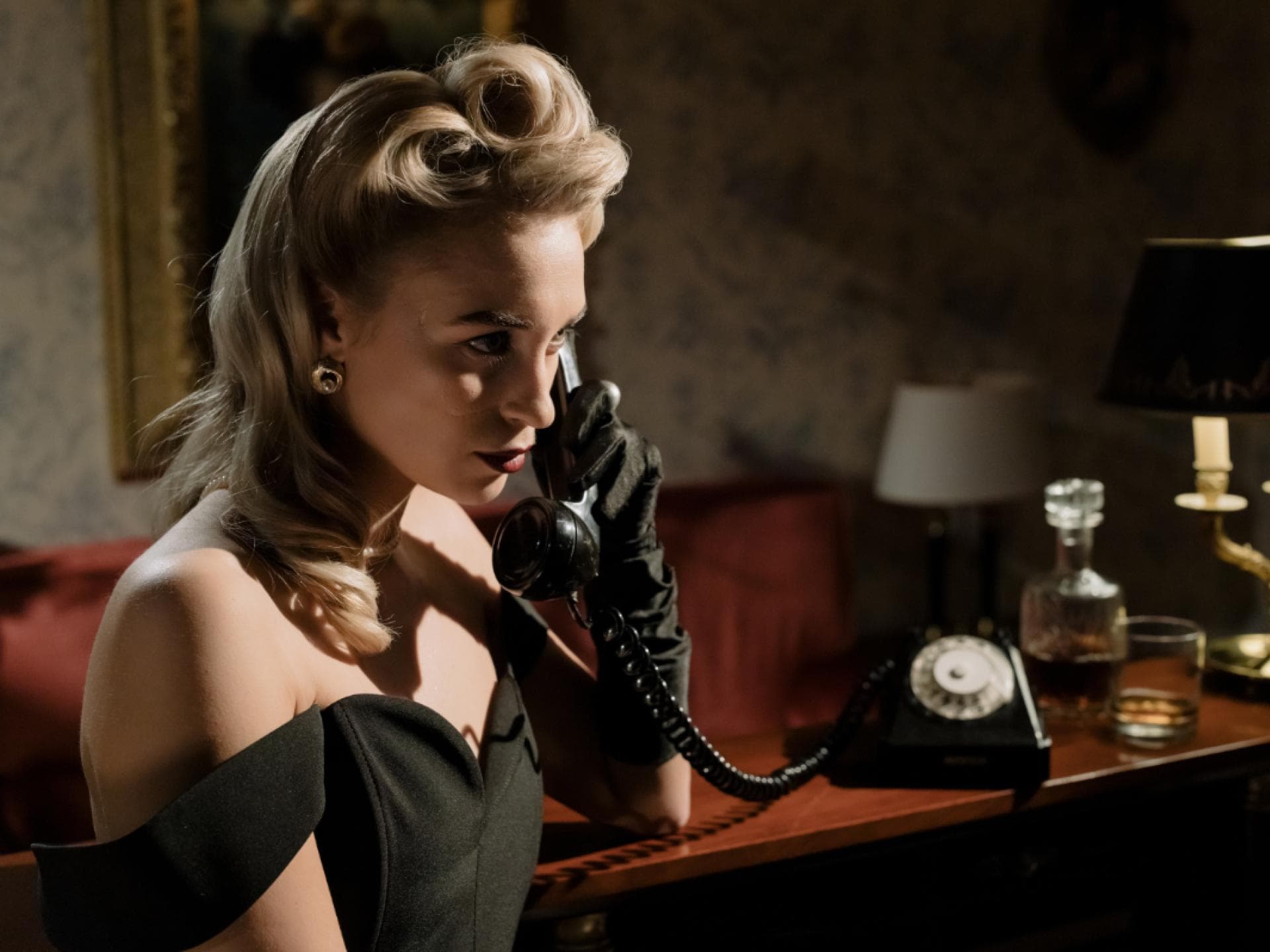 Frau am Telefon