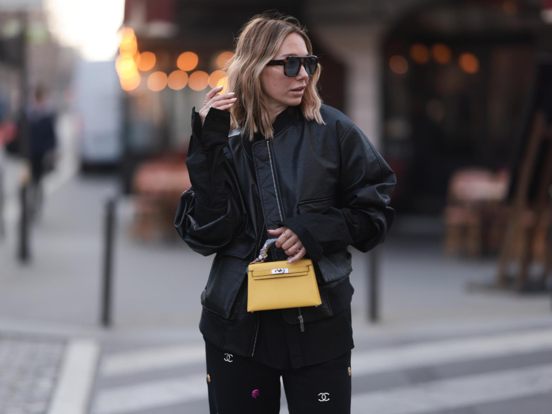 Frau mit gelber Tasche