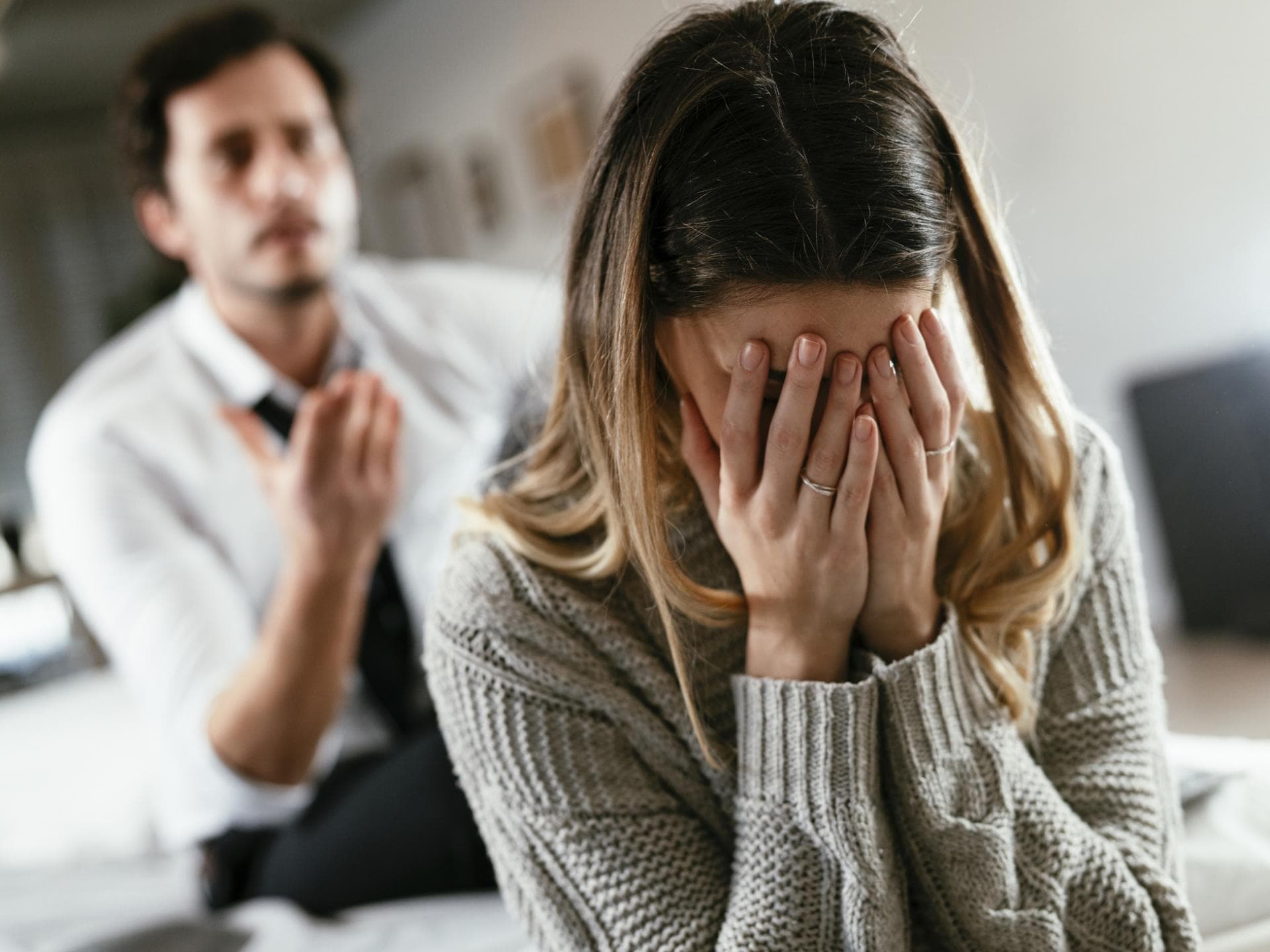 Frau hält Hände vors Gesicht
