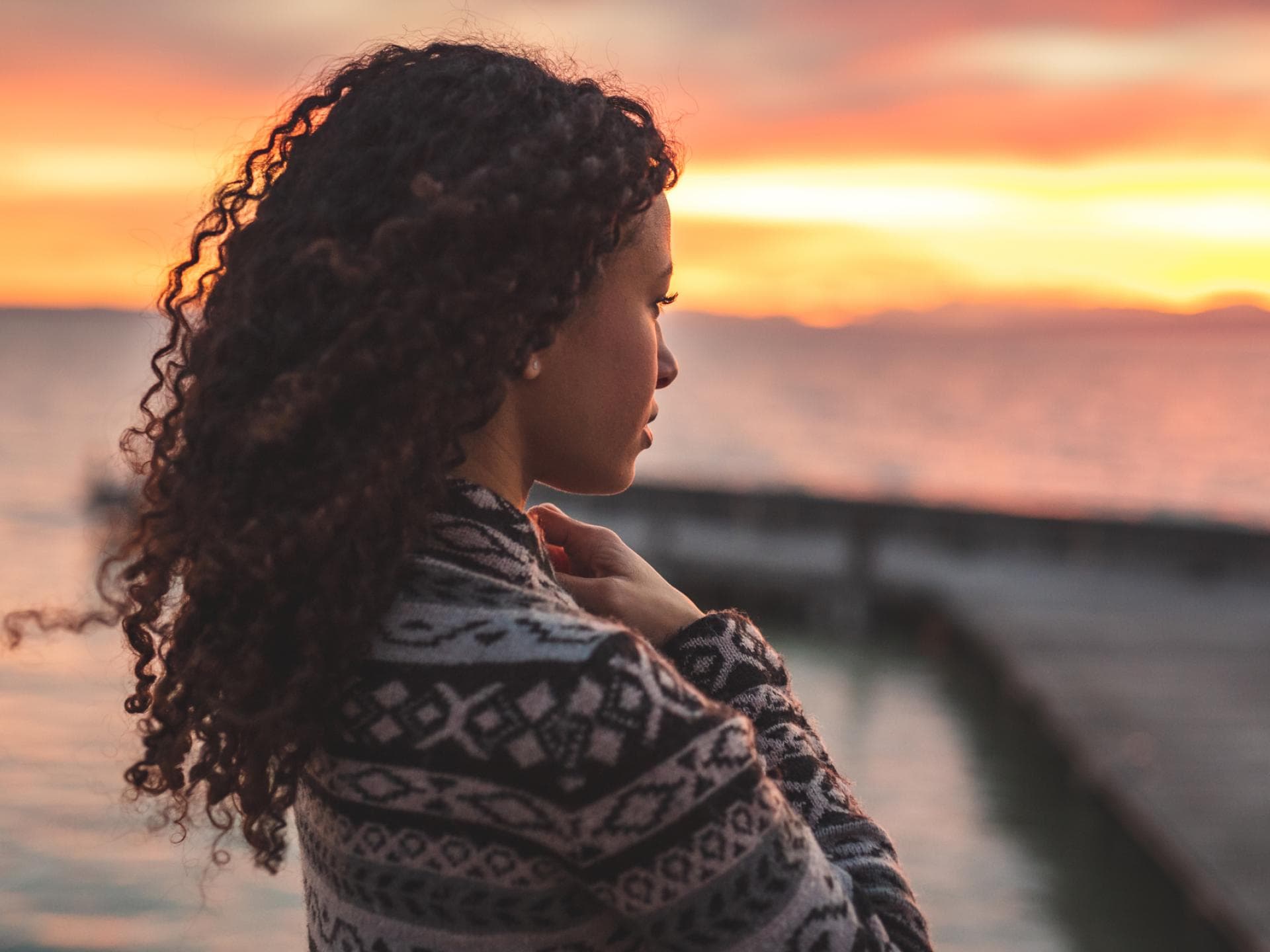 Frau schaut auf Sonnenuntergang