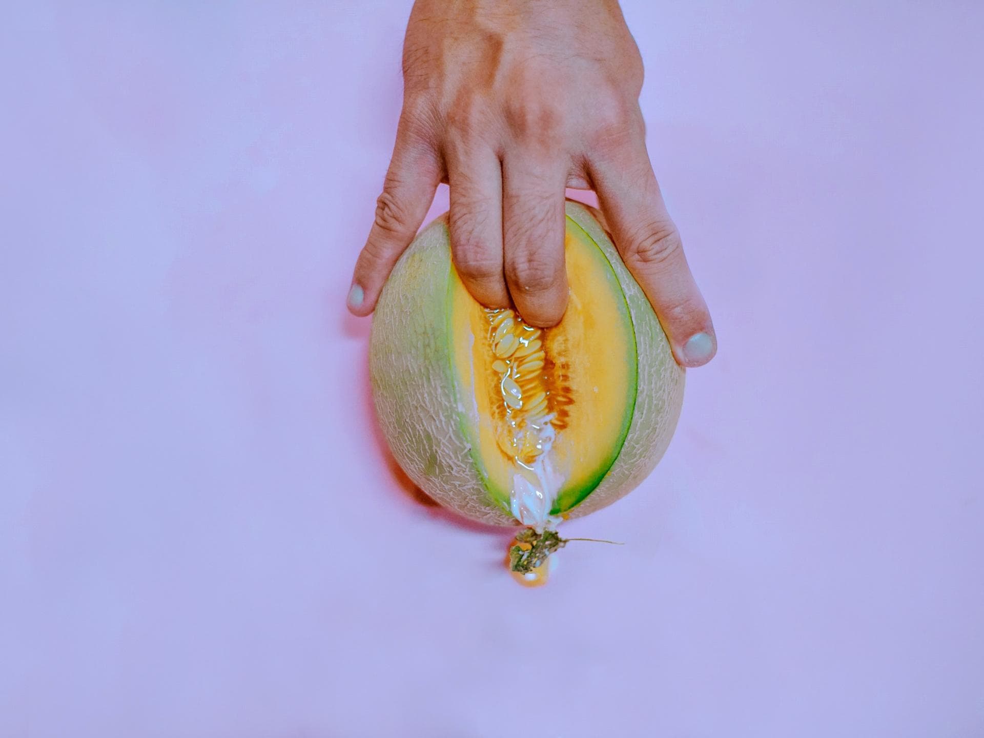 Finger in Melone