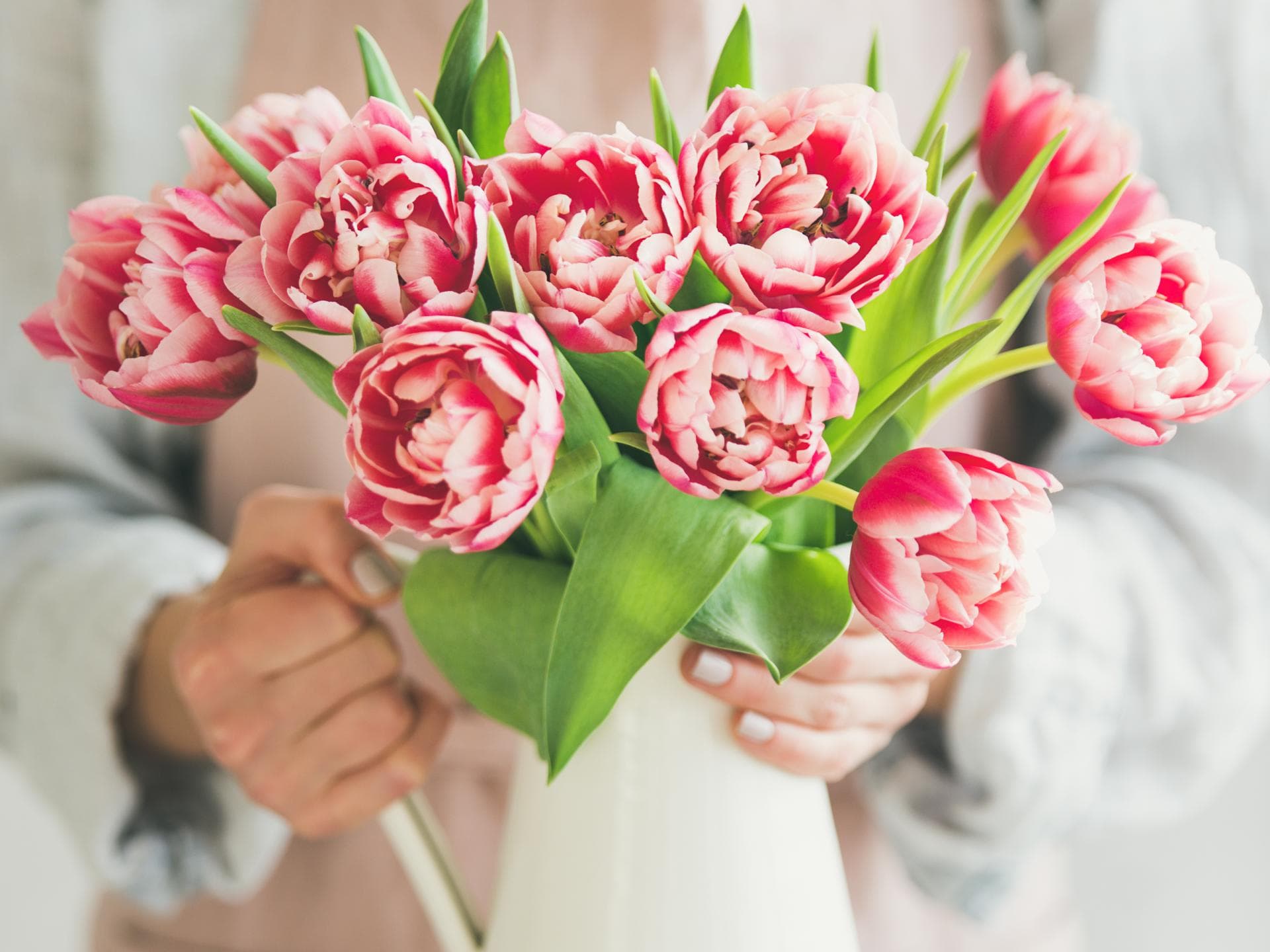 Mit diesem Trick wirken deine Pflanzen in der Vase voller Frau drappiert Blumen in Vase