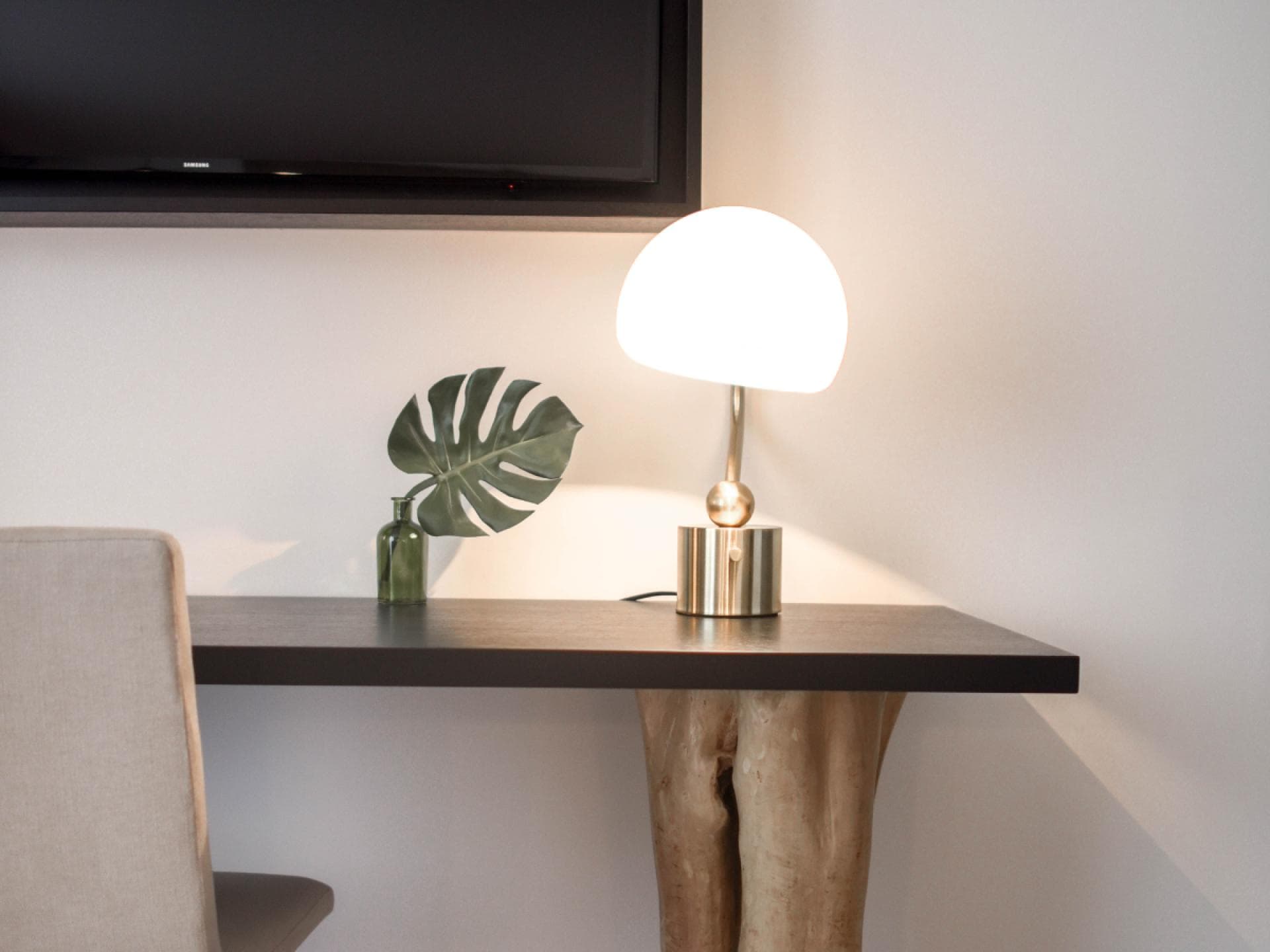 Lampe auf Tisch