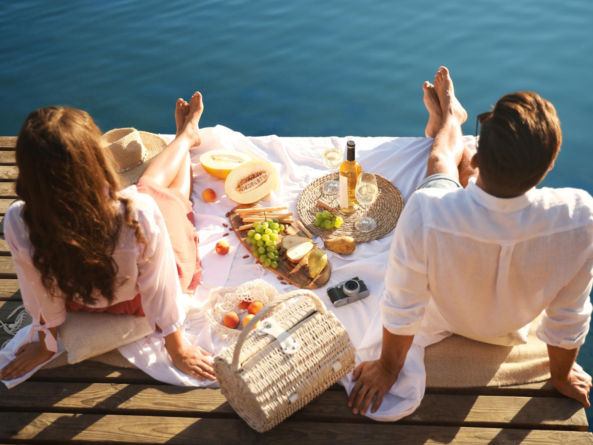 Pärchen mit Picknick am See