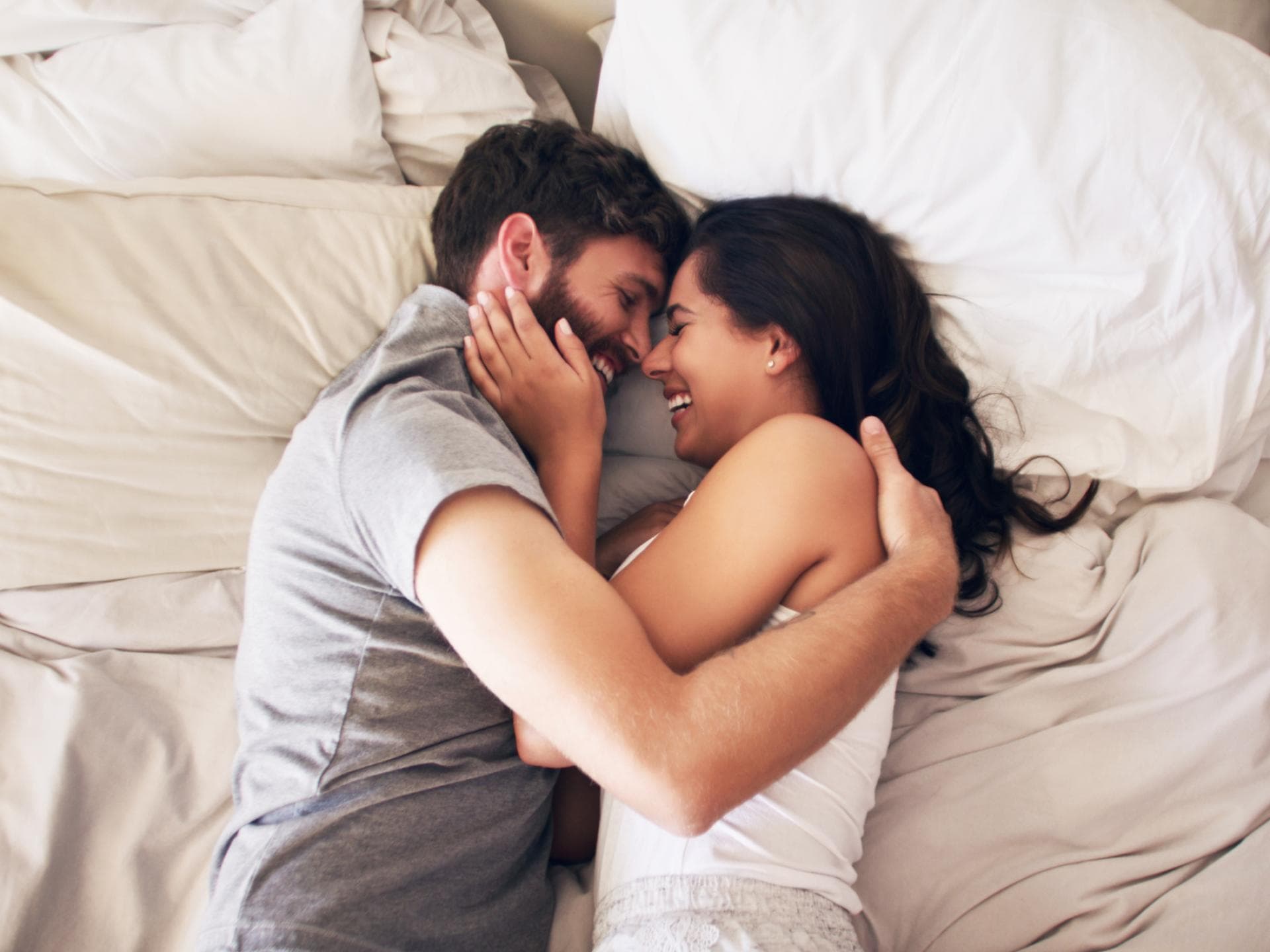 Frau und Mann kuscheln