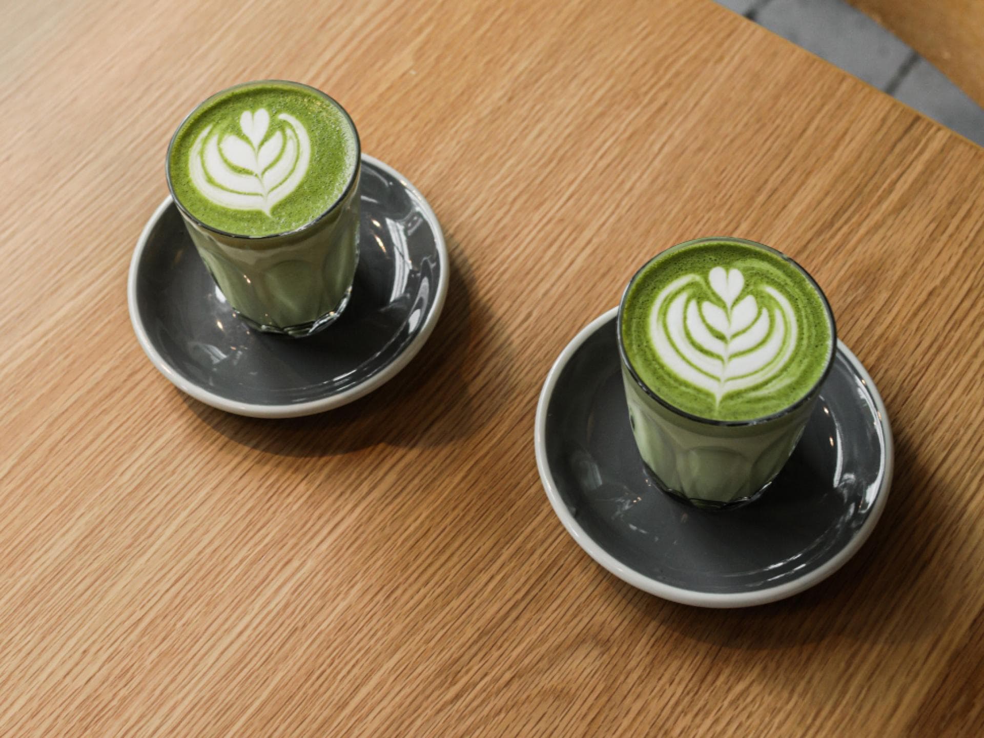 Zwei Tassen mit Matcha Latte