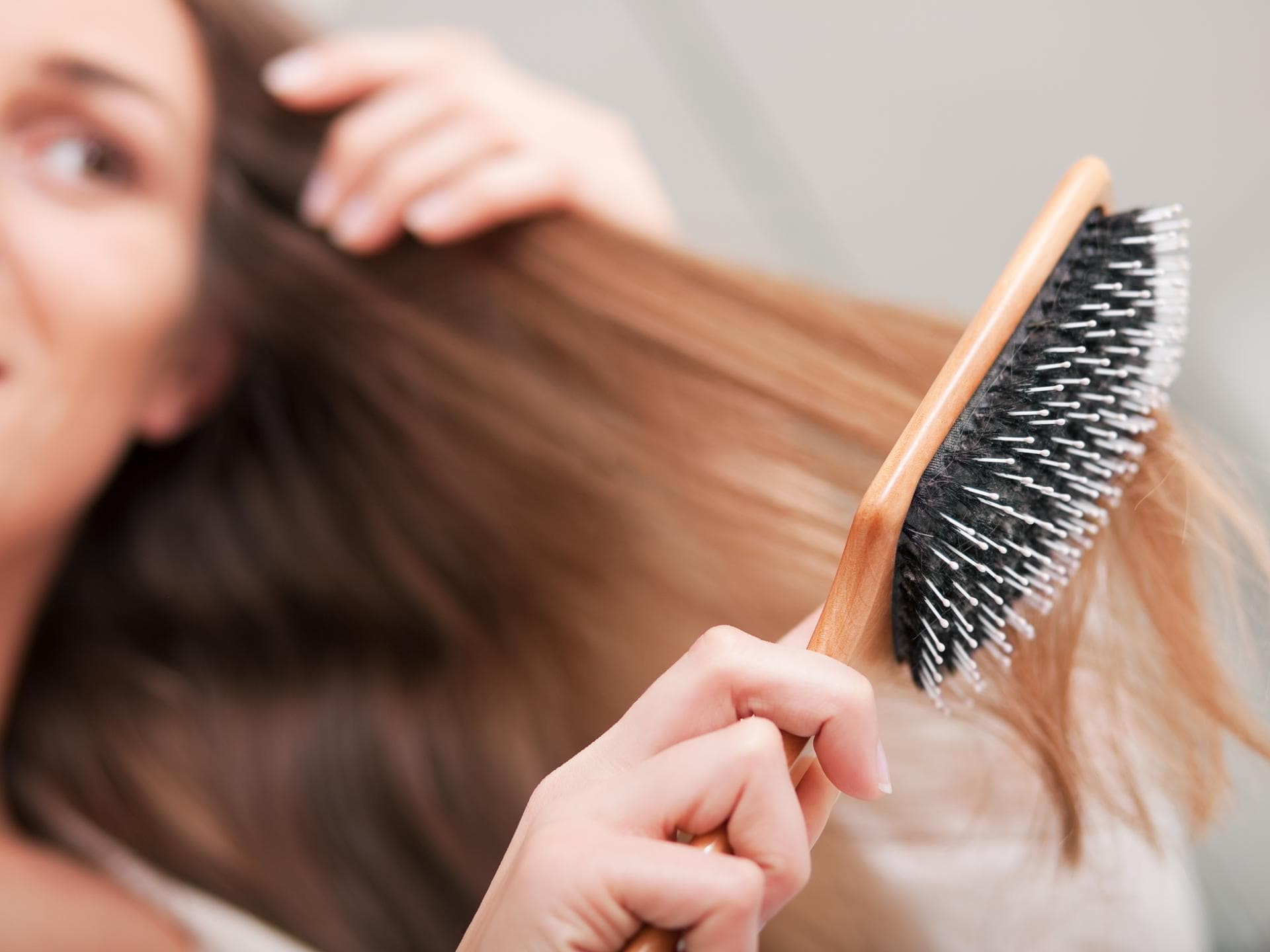 Paddle Brush im Haar