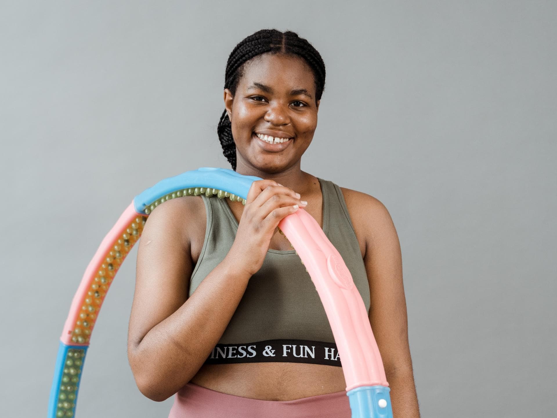 Frau mit Hula Hoop Reifen