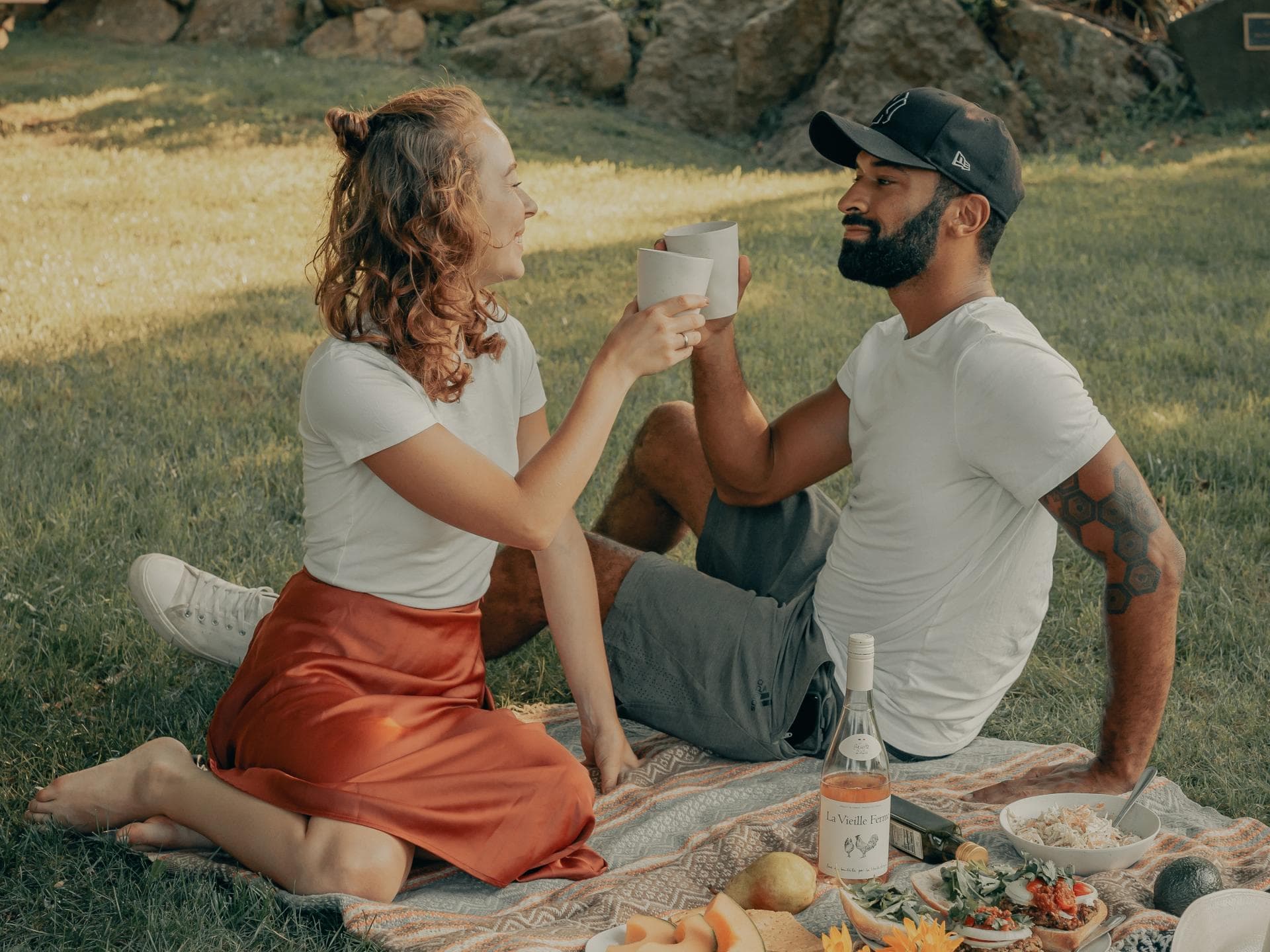 Mann und Frau picknicken