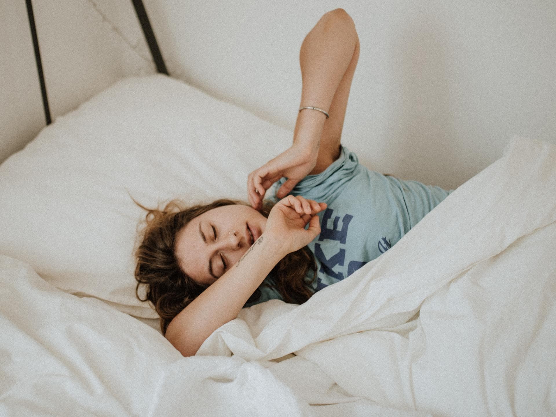 Frau schläft im Bett