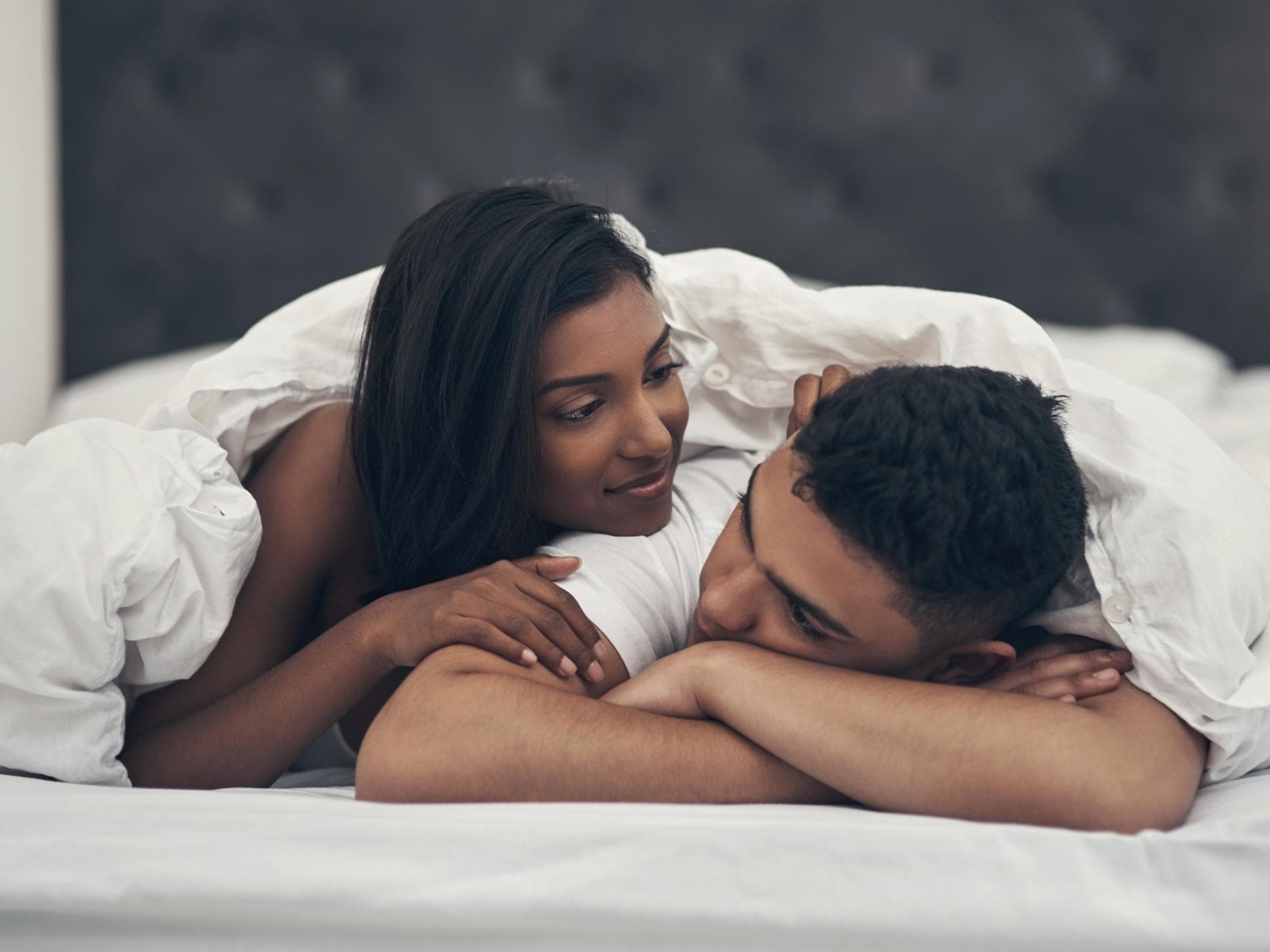 Weniger Sex, größere Lust! Darum hat der Trend "Sex-Fasten" einen unglaublichen Effekt Paar im Bett