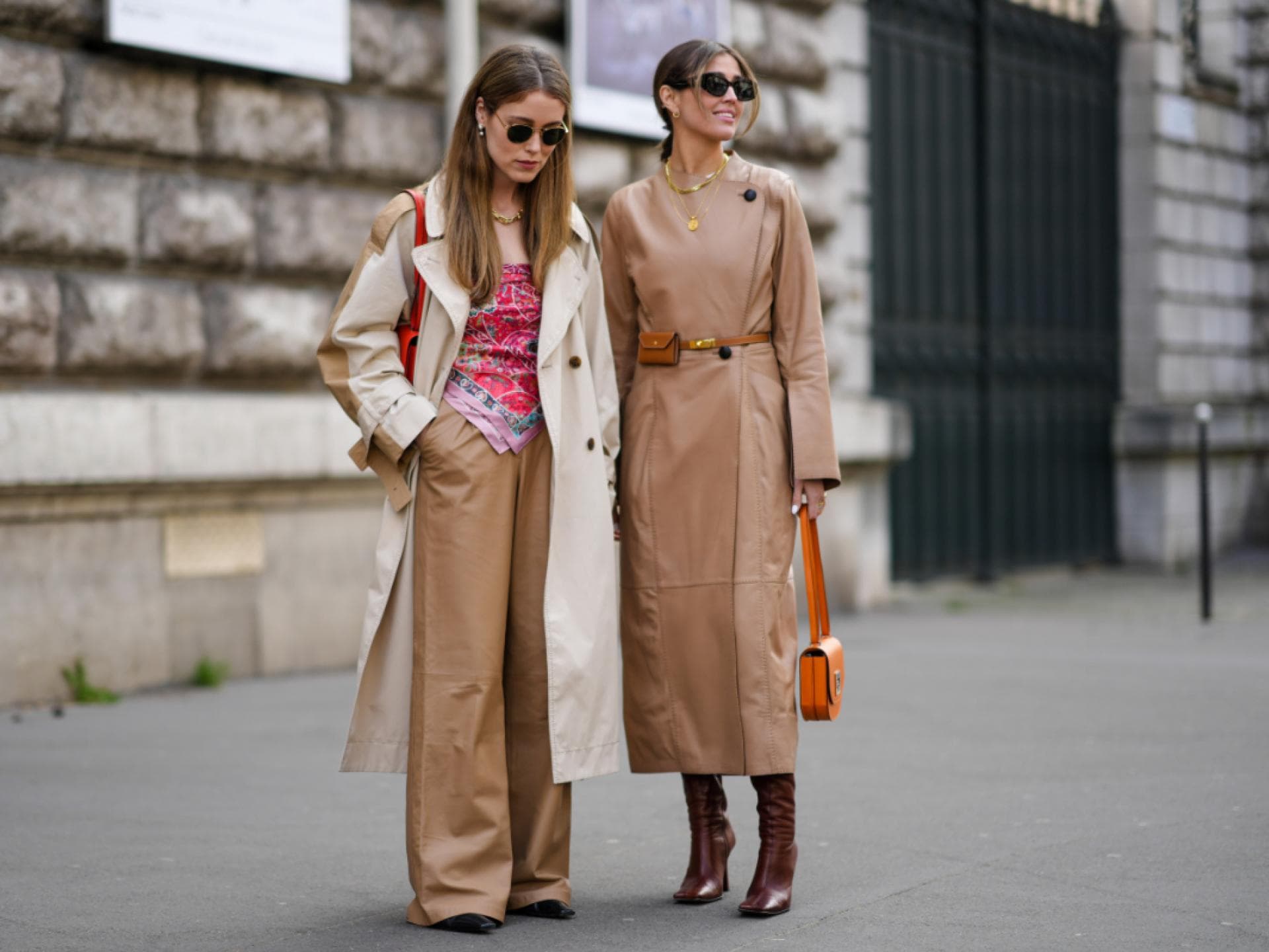 Zwei Frauen im Trenchcoat