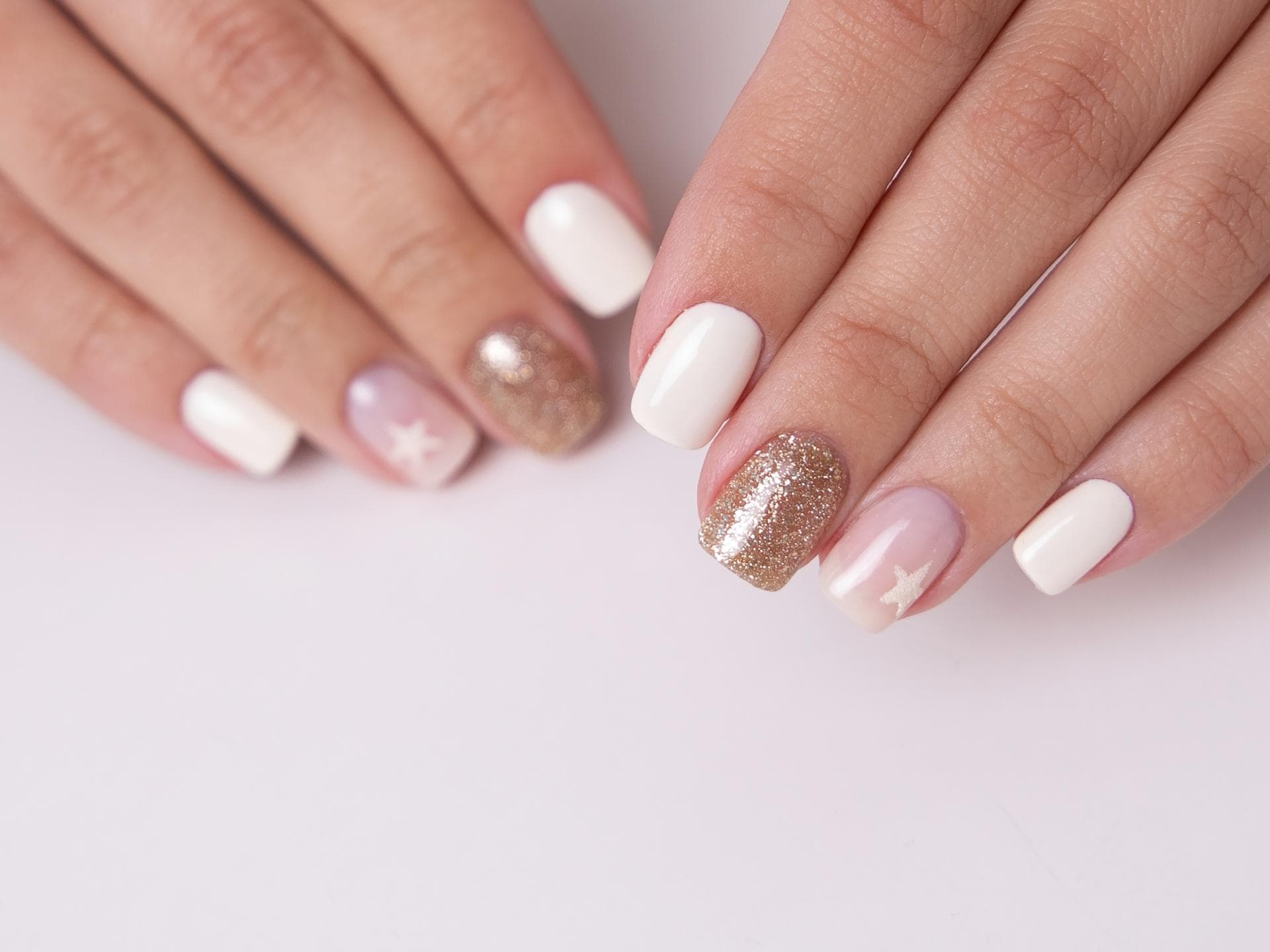 Nägel in Weiß und Gold
