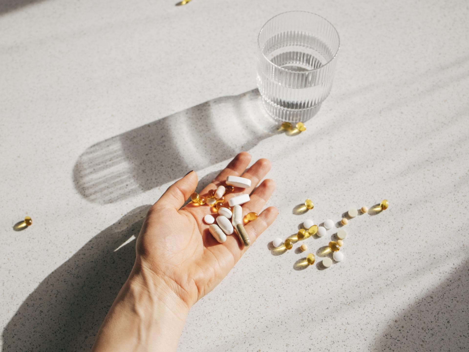 Person hält Tabletten in der Hand 
