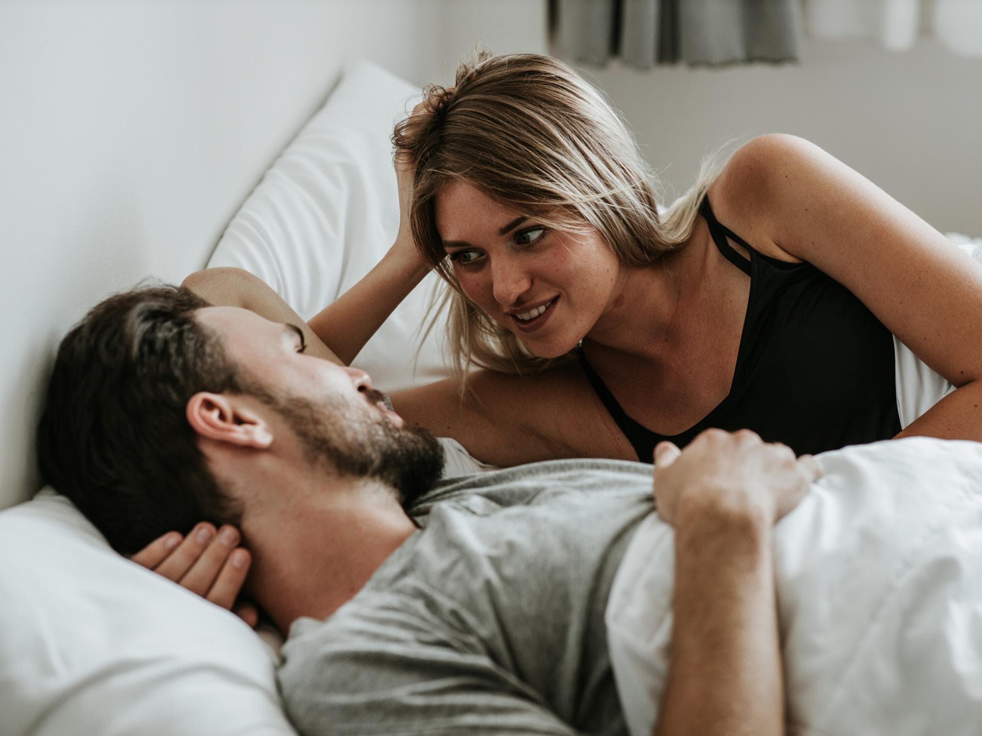 Frau und Mann im Bett