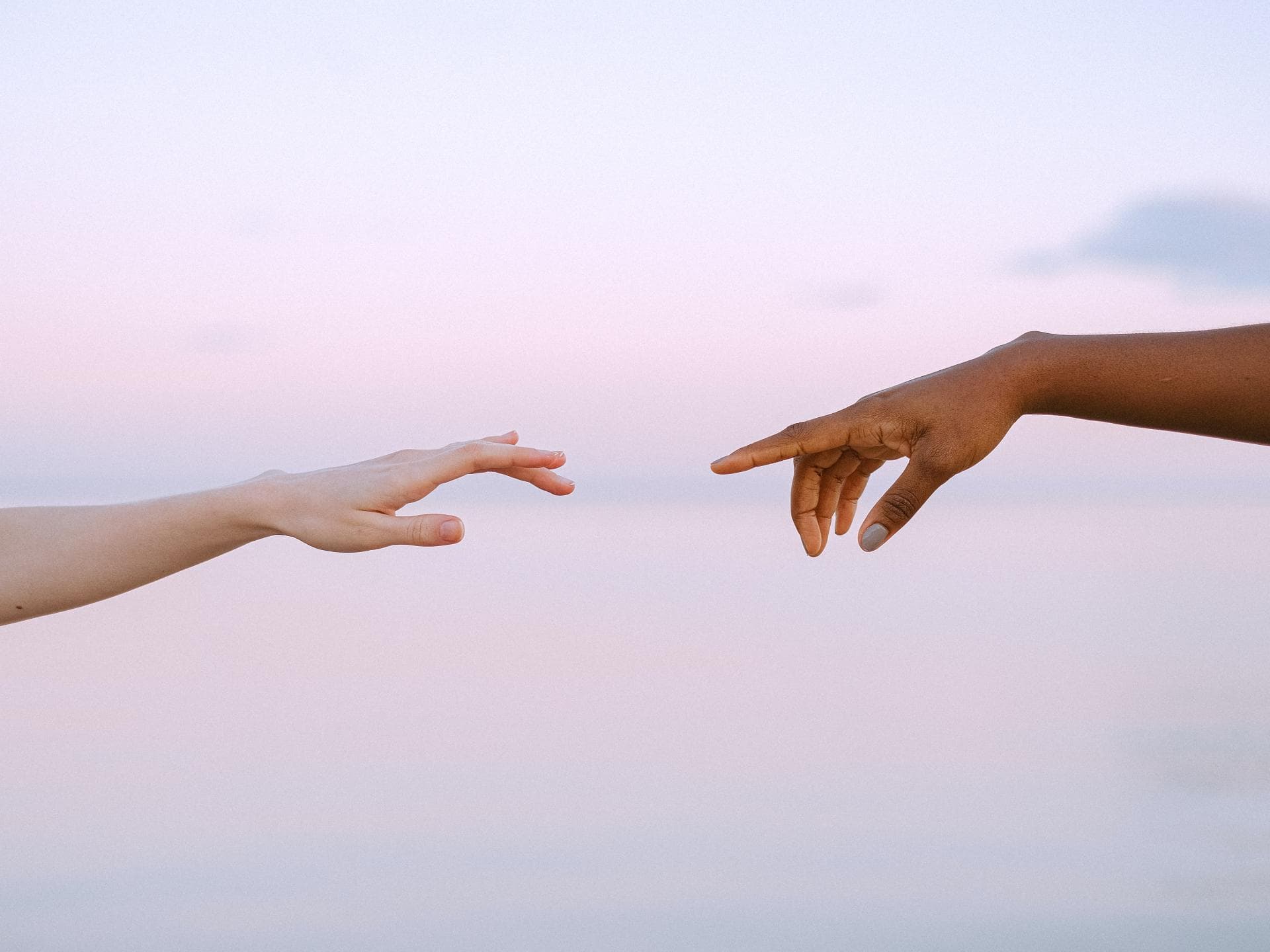 Hände greifen nacheinander