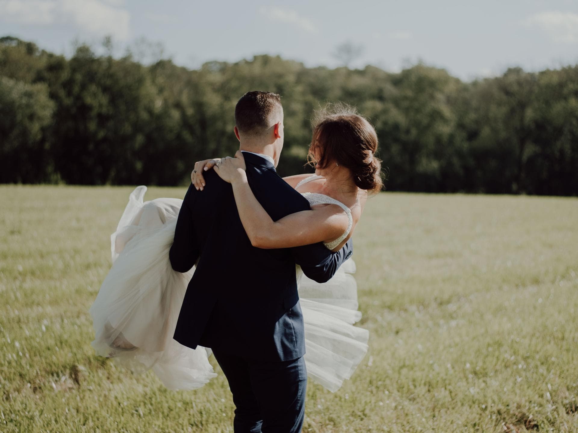 Boho Frisur Hochzeit Hochzeitspaar auf Wiese