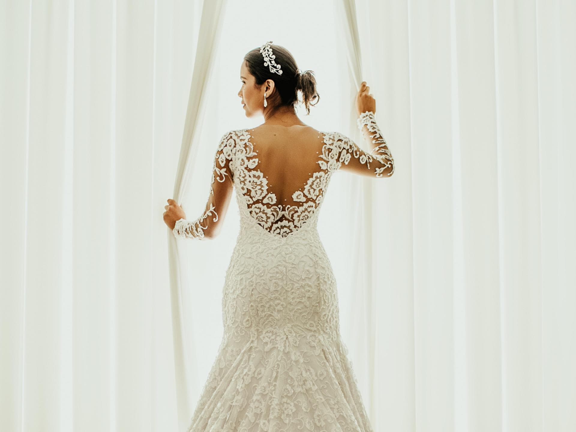 Frau traegt Brautkleid