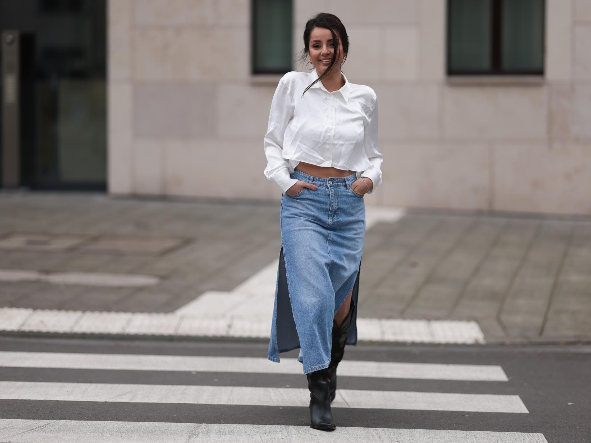 Frau mit Jeansrock