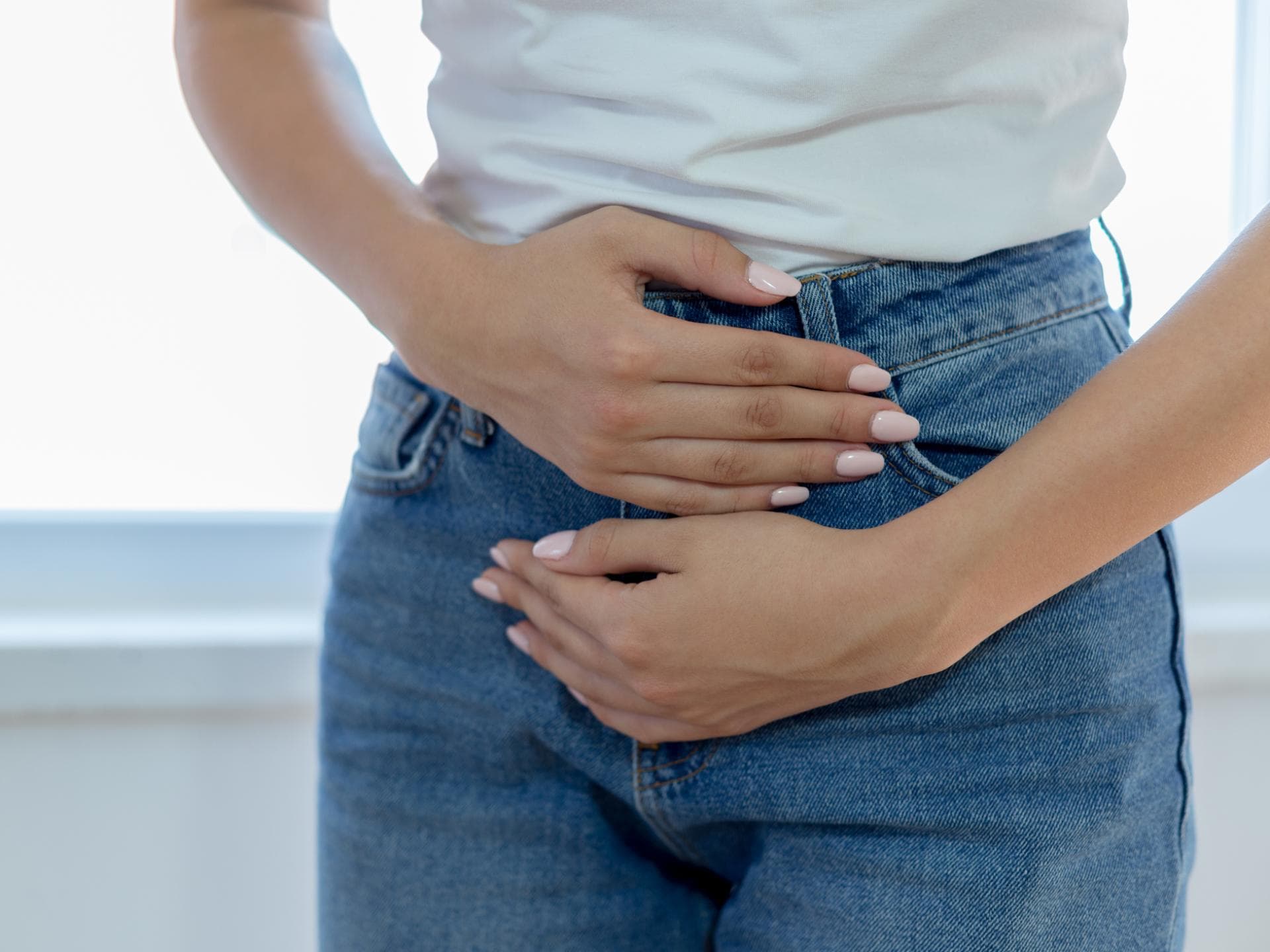 Frau hält Bauch