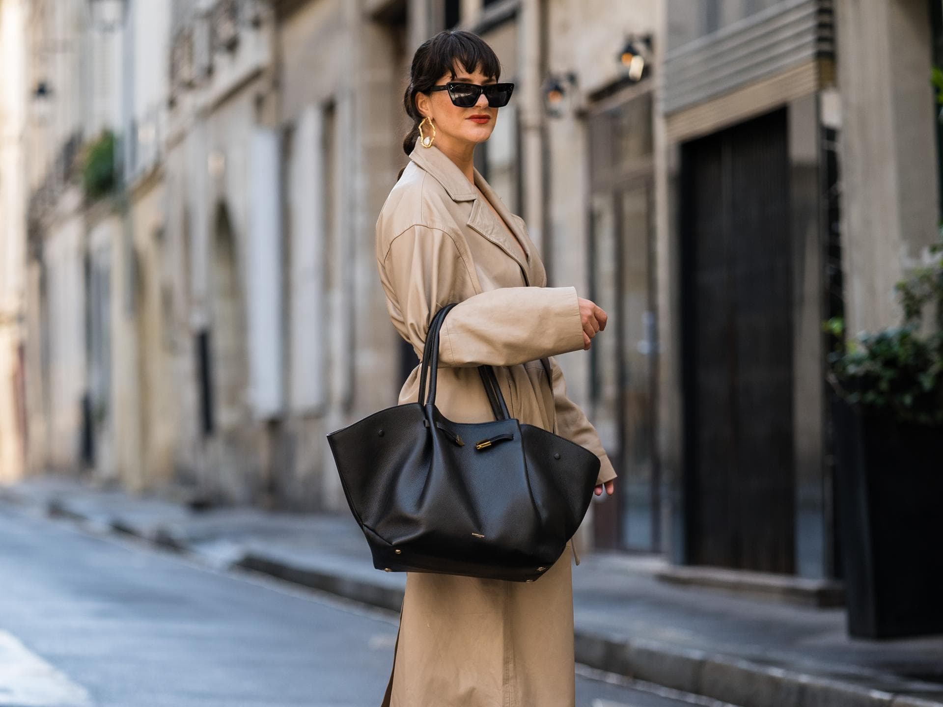 Frau in Trenchcoat