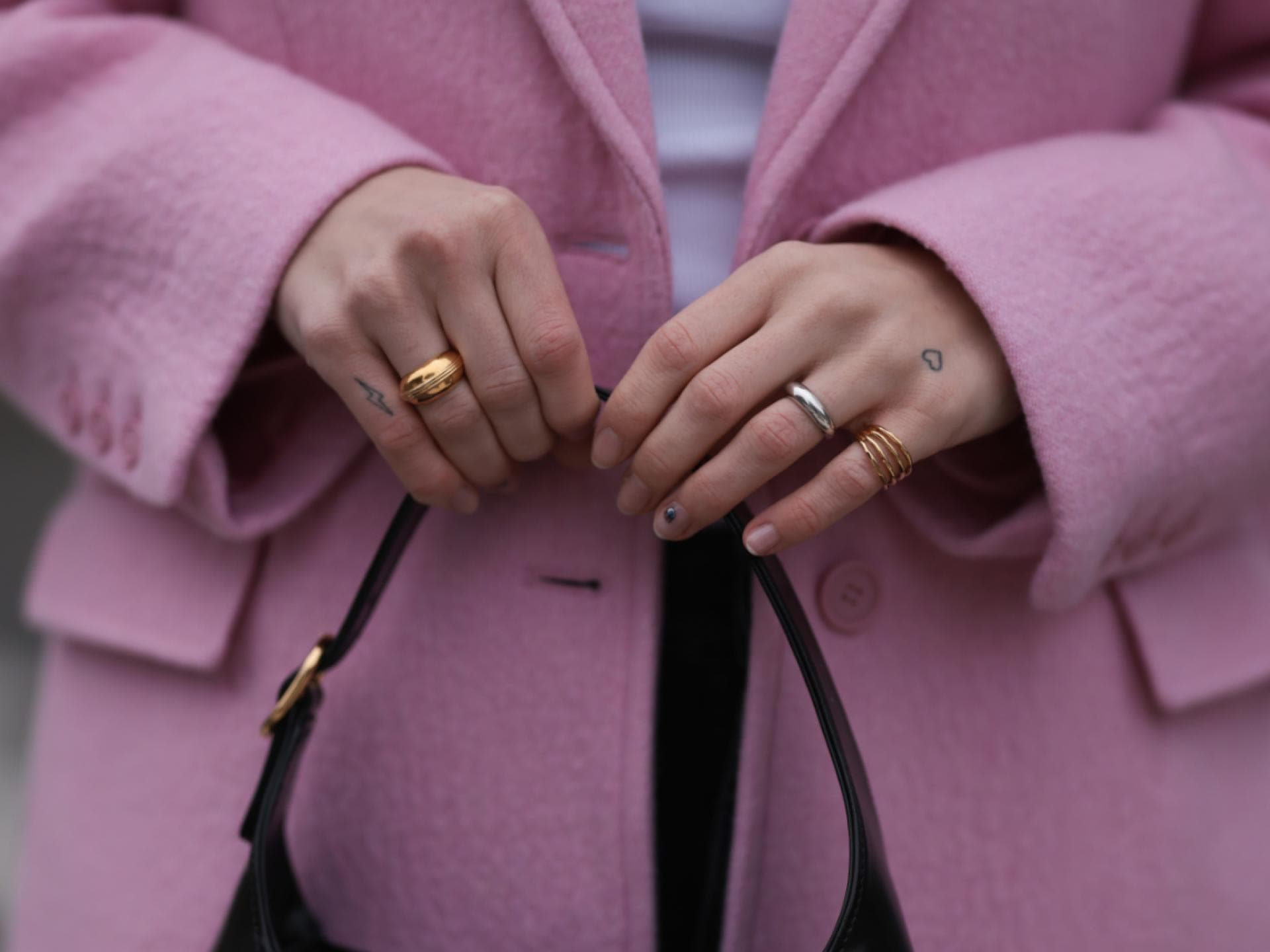 Frau mit silbernen und goldenen Ringen