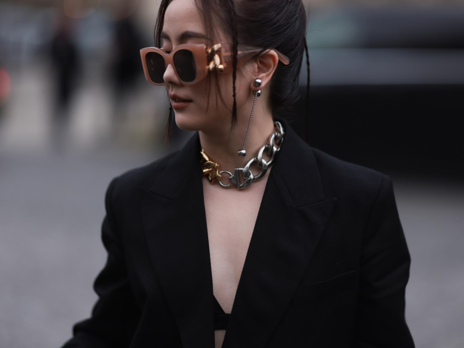 Frau mit Statement-Schmuck