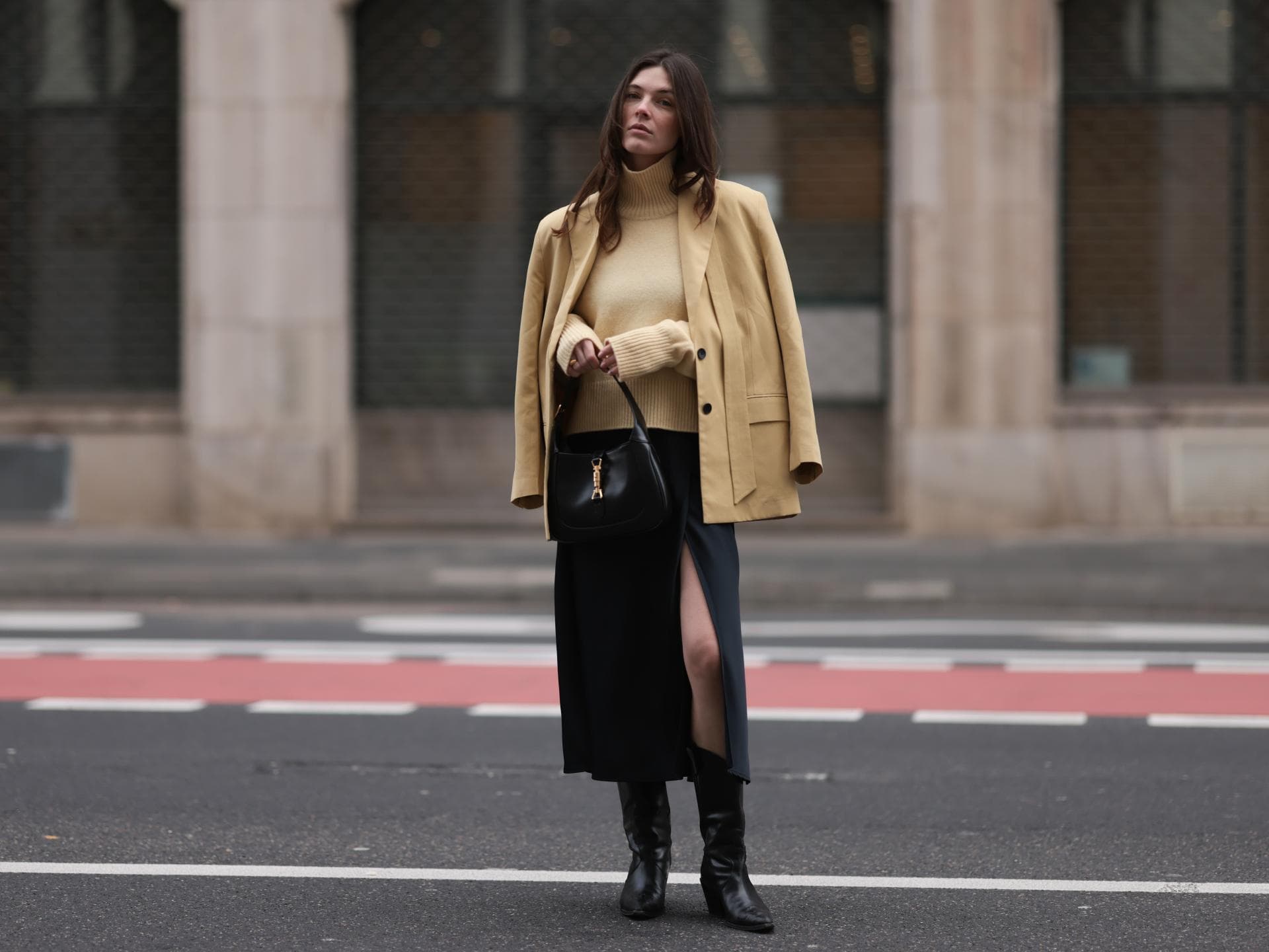 Frau in Midirock