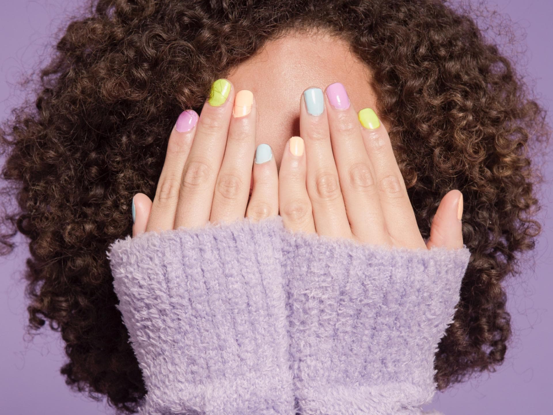 Frau mit buntem Nagellack