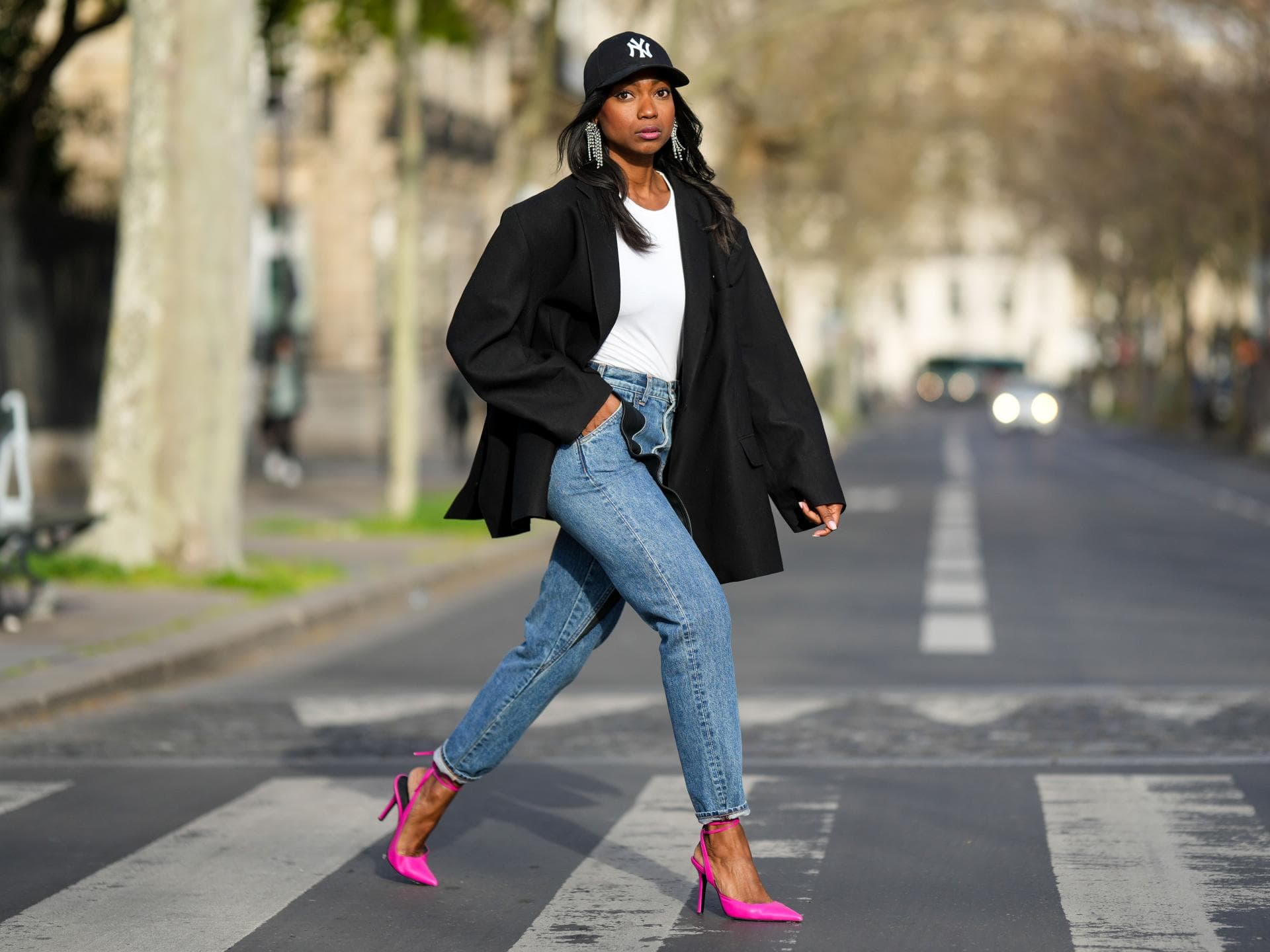 Frau in Blazer und Jeans