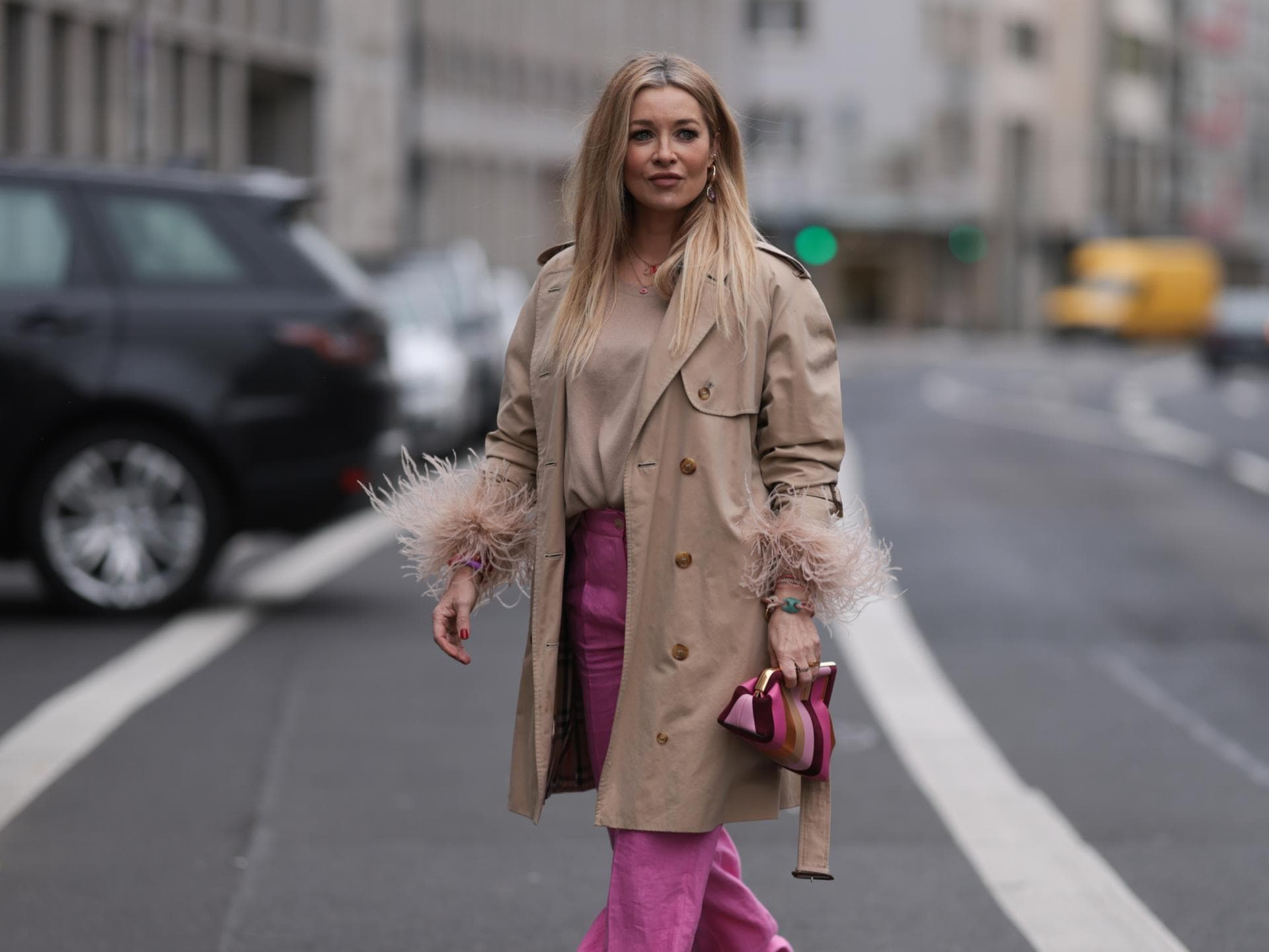 Frau in beigem Trenchcoat