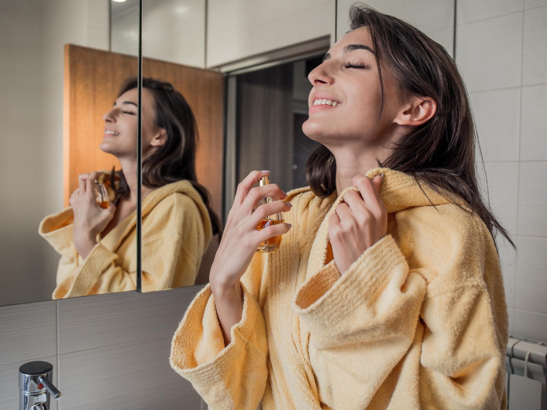 Frau nutzt Parfum