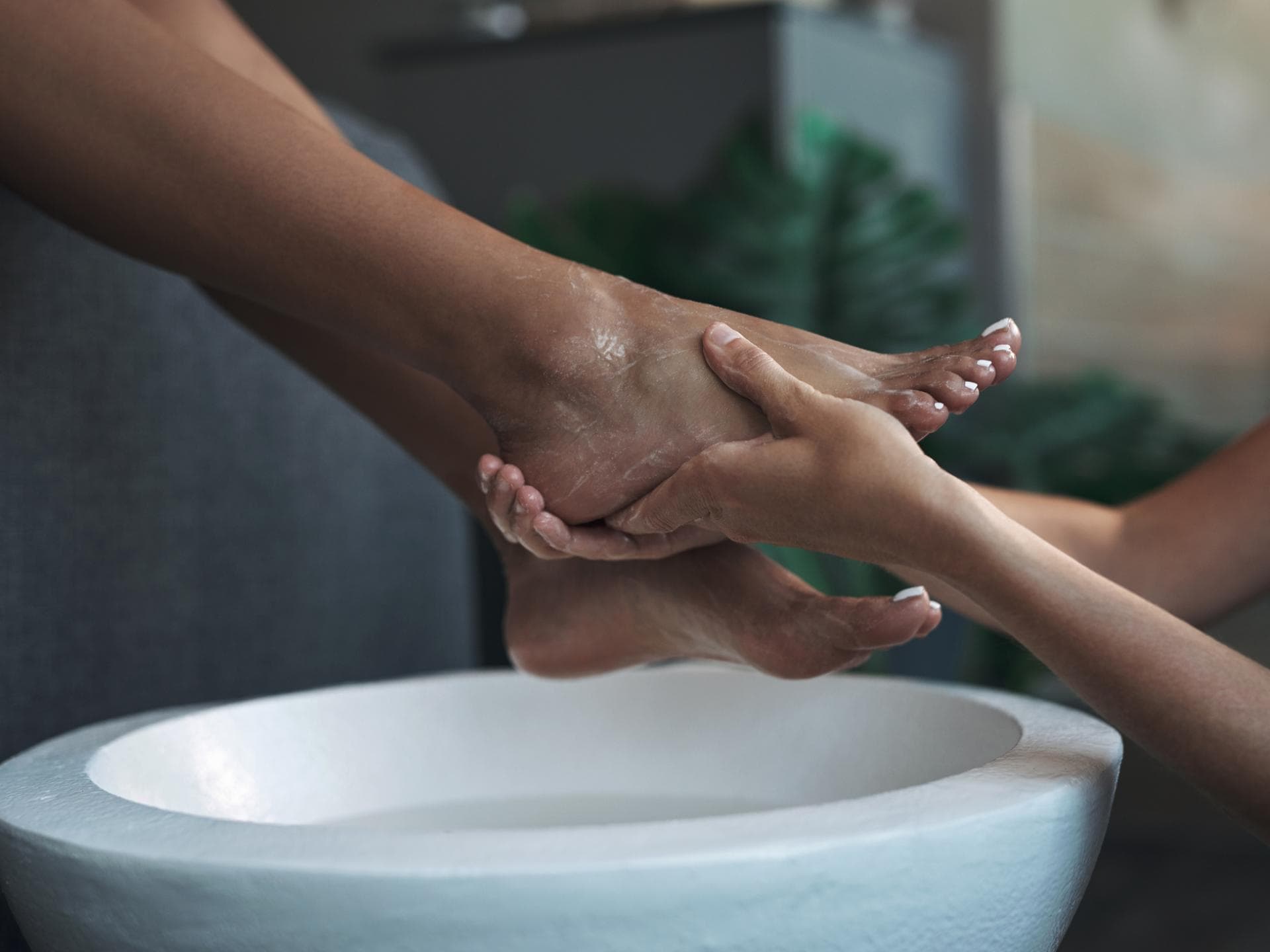 Aufgepasst! 5 Anzeichen, dass deine Pediküre im Nagelsalon unprofessionell wird Fußpflege