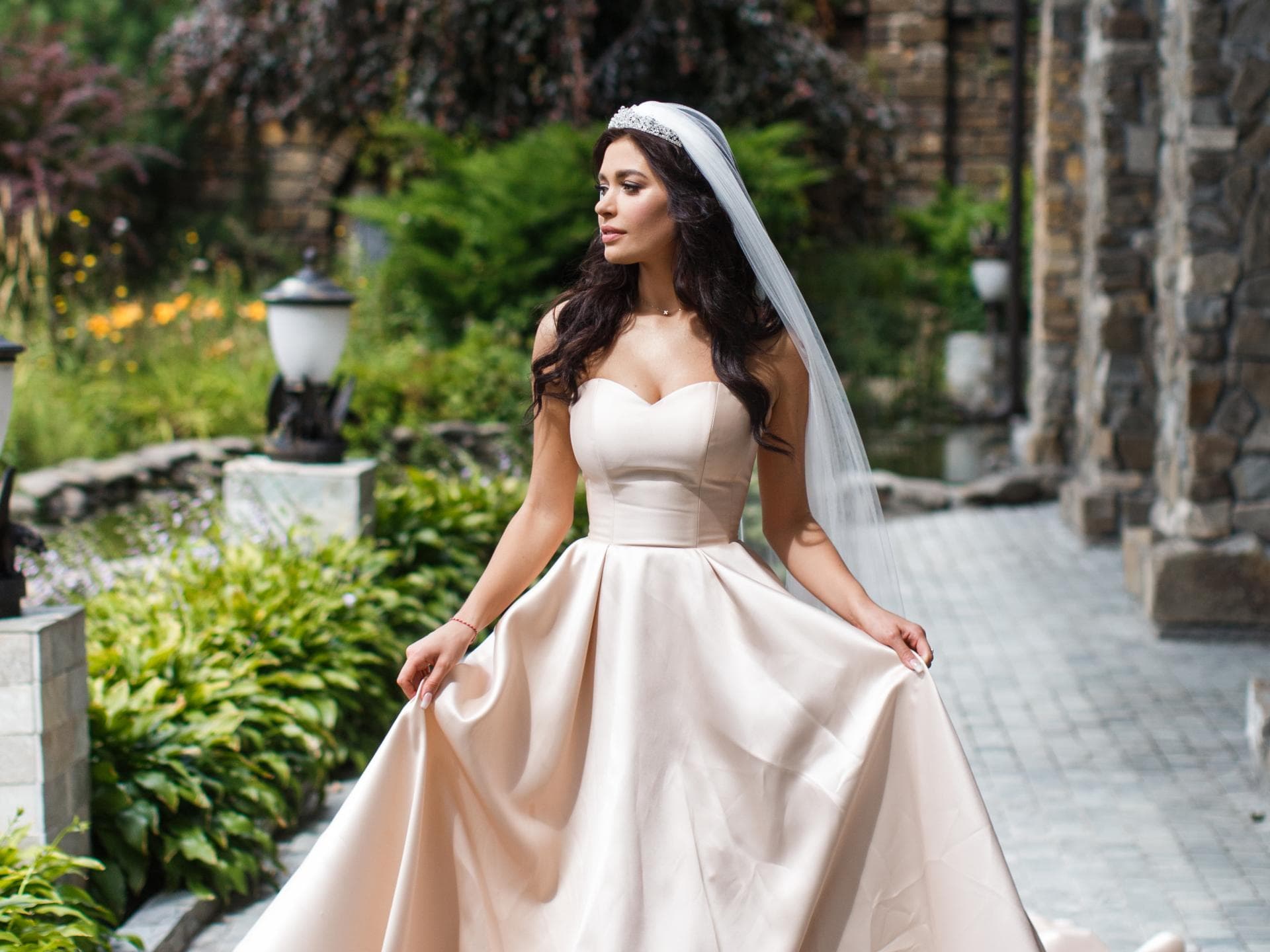 Frau in Hochzeitskleid