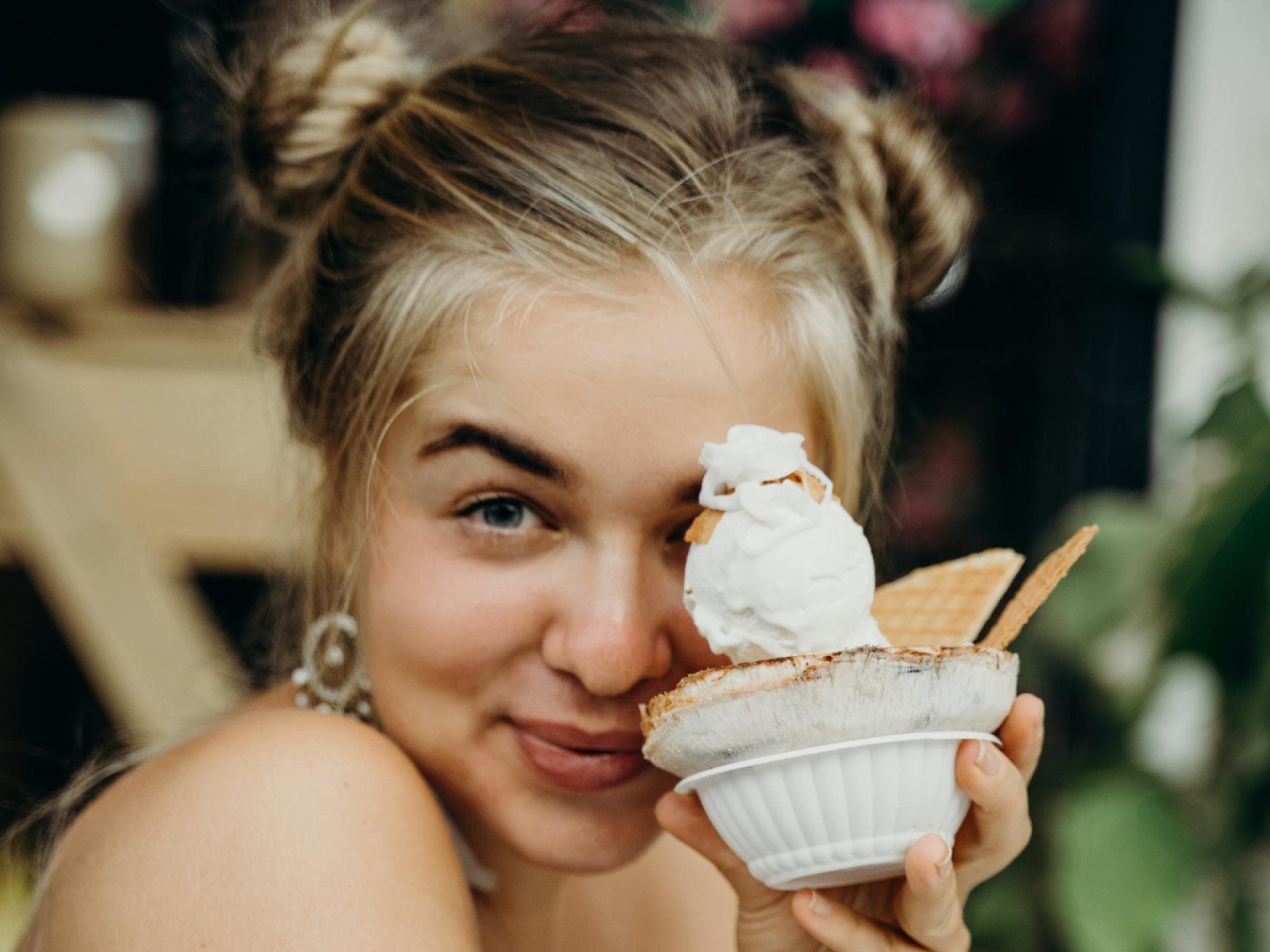 Frau mit Eis 