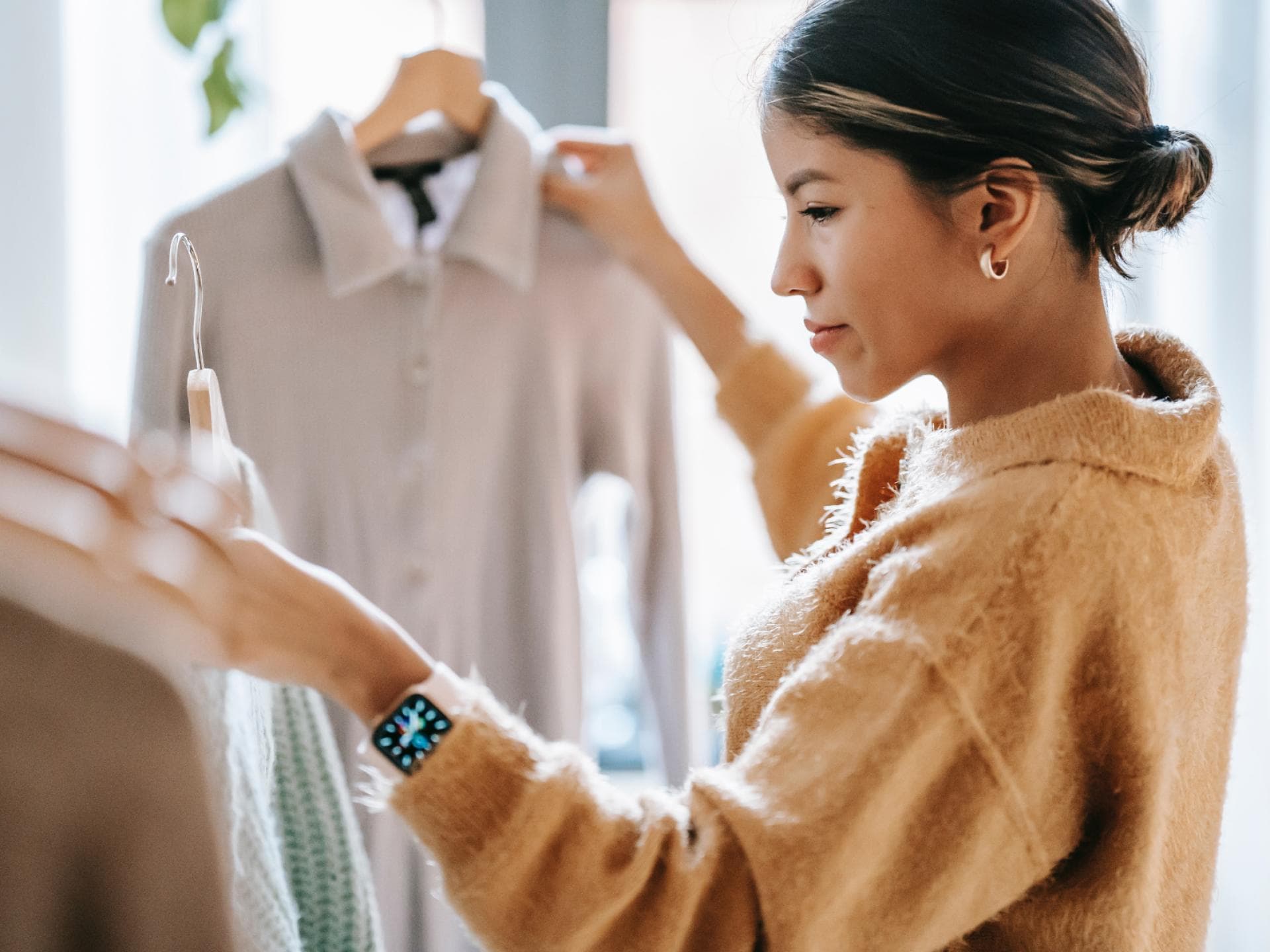 Frau shoppt Kleidung