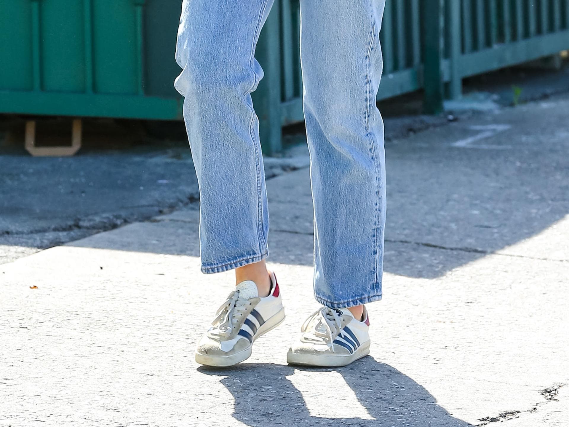 Sneaker mit Streifen