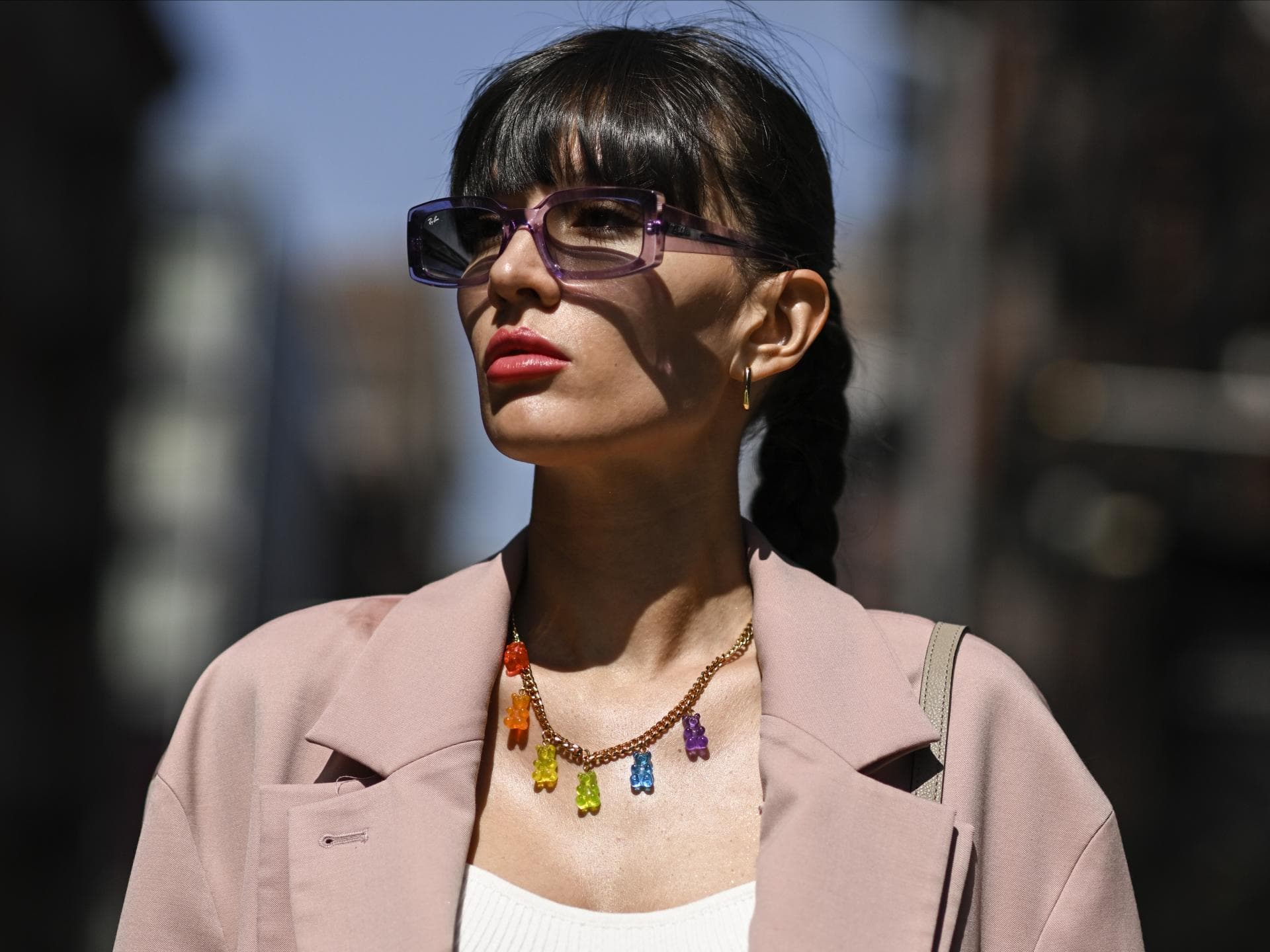 Frau mit Statement Kette