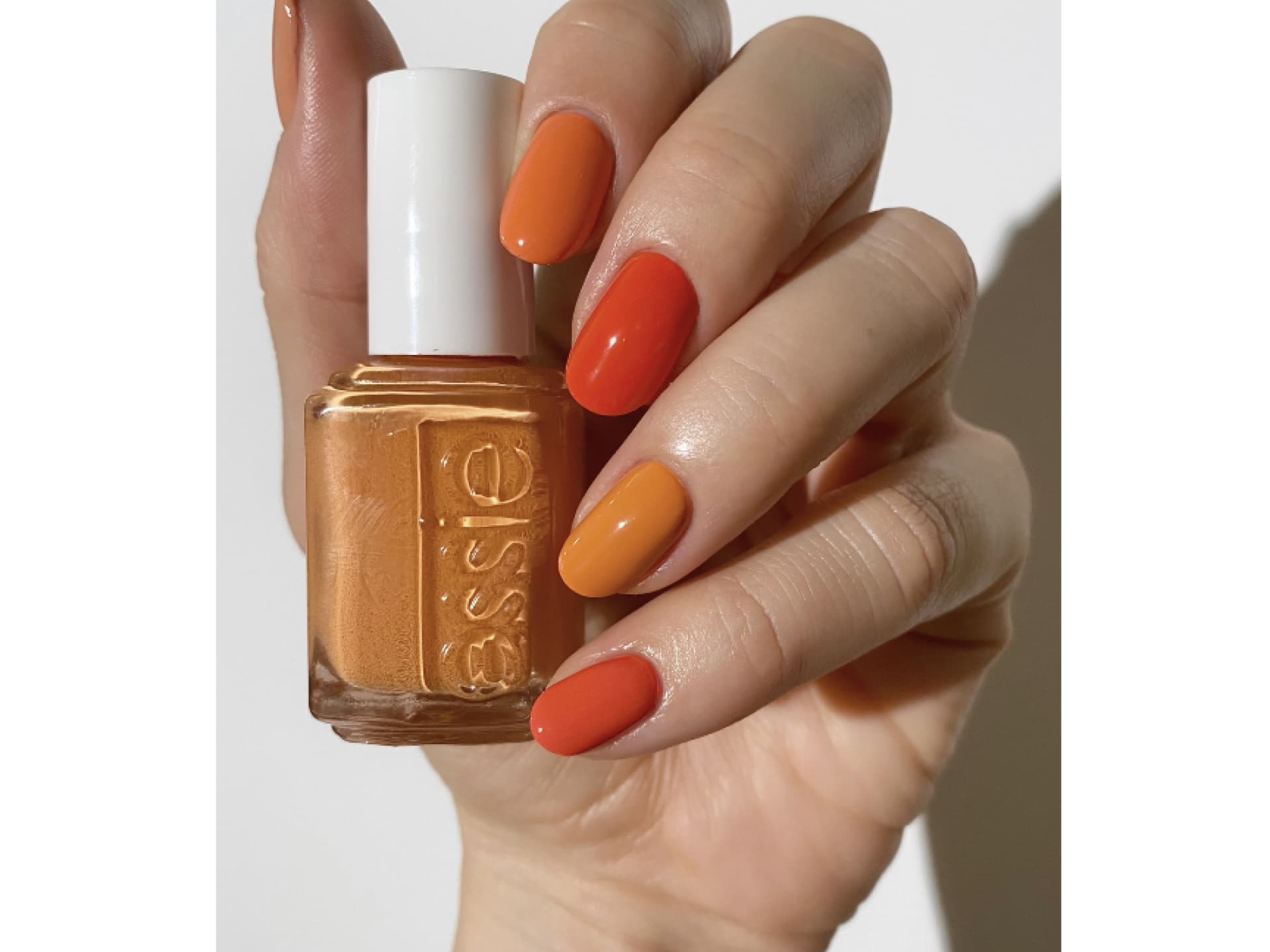 Mismatched Nails sind der Hingucker im Sommer! Perfekt für alle, die sich nicht auf eine Farbe festlegen möchten Mismatched Nails sind der Hingucker im Sommer! Perfekt für alle, die sich nicht auf eine Farbe festlegen möchten