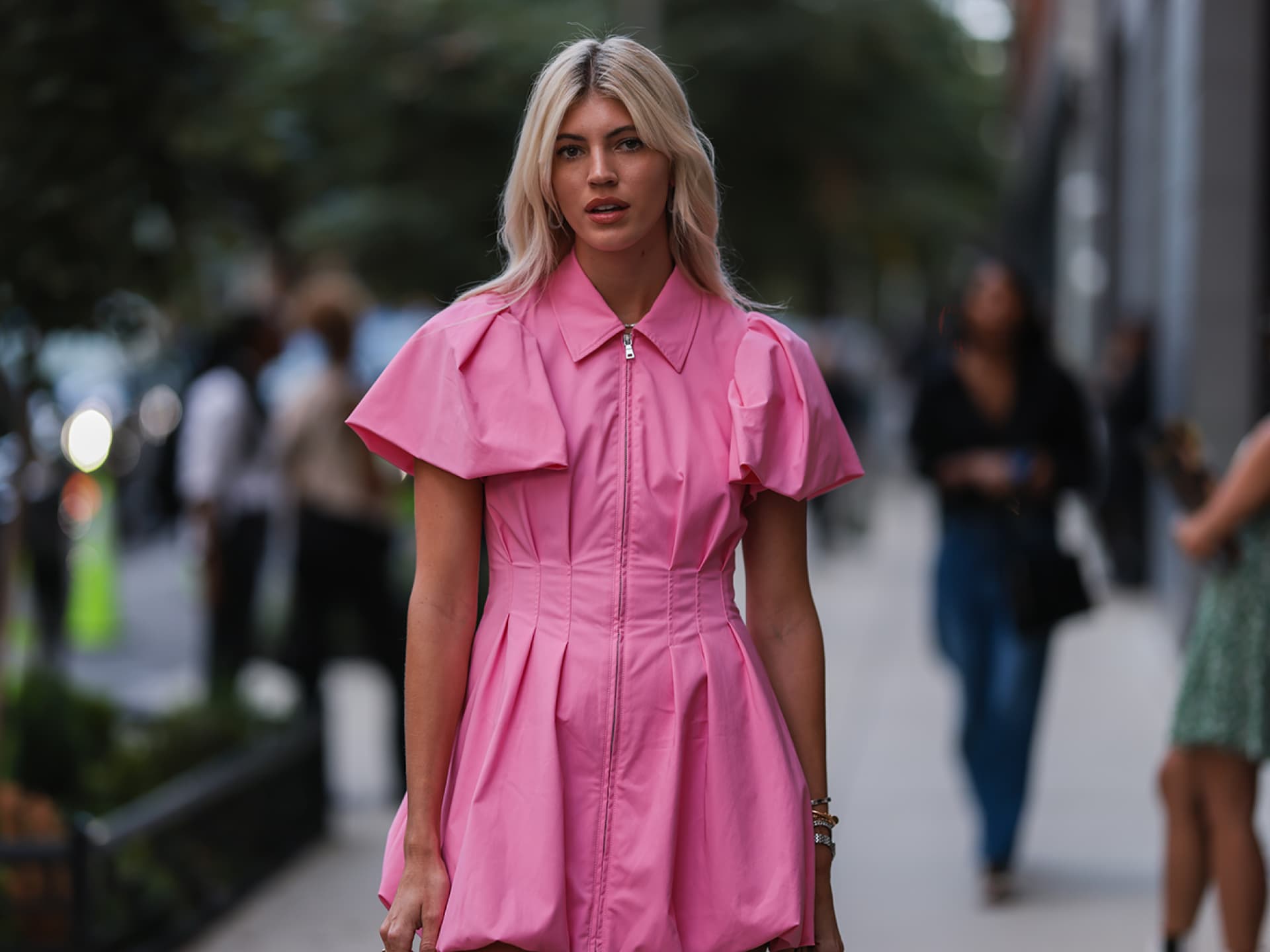 Devon Windsor trägt ein pinkfarbenes Kleid