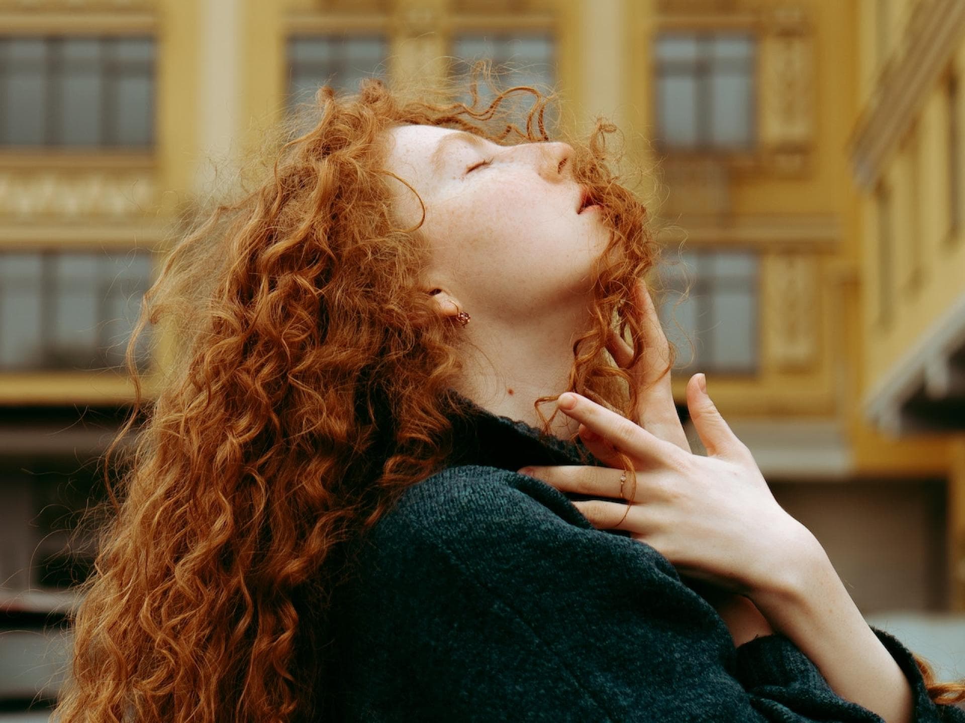 Frau lange rote Haare