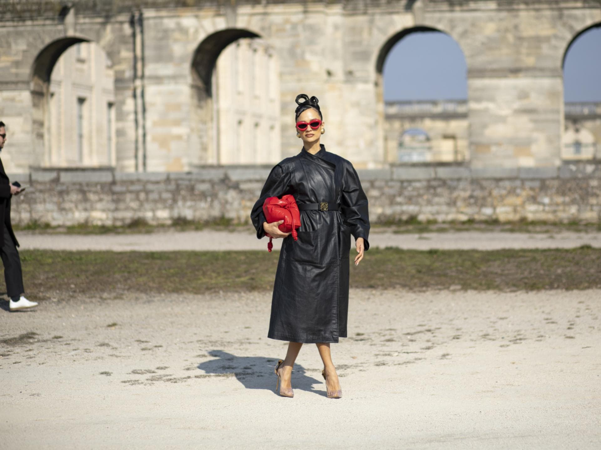 Frau Streetstyle schwarzer Mantel Lackleder Fashion Week