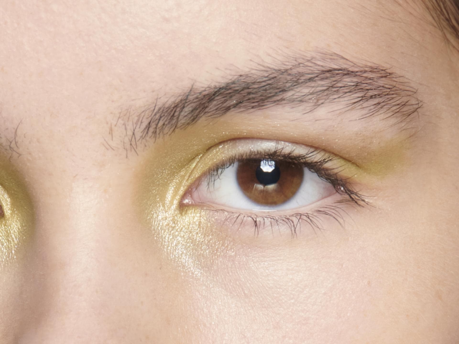 Lidschatten haltbar machen Goldener Lidschatten