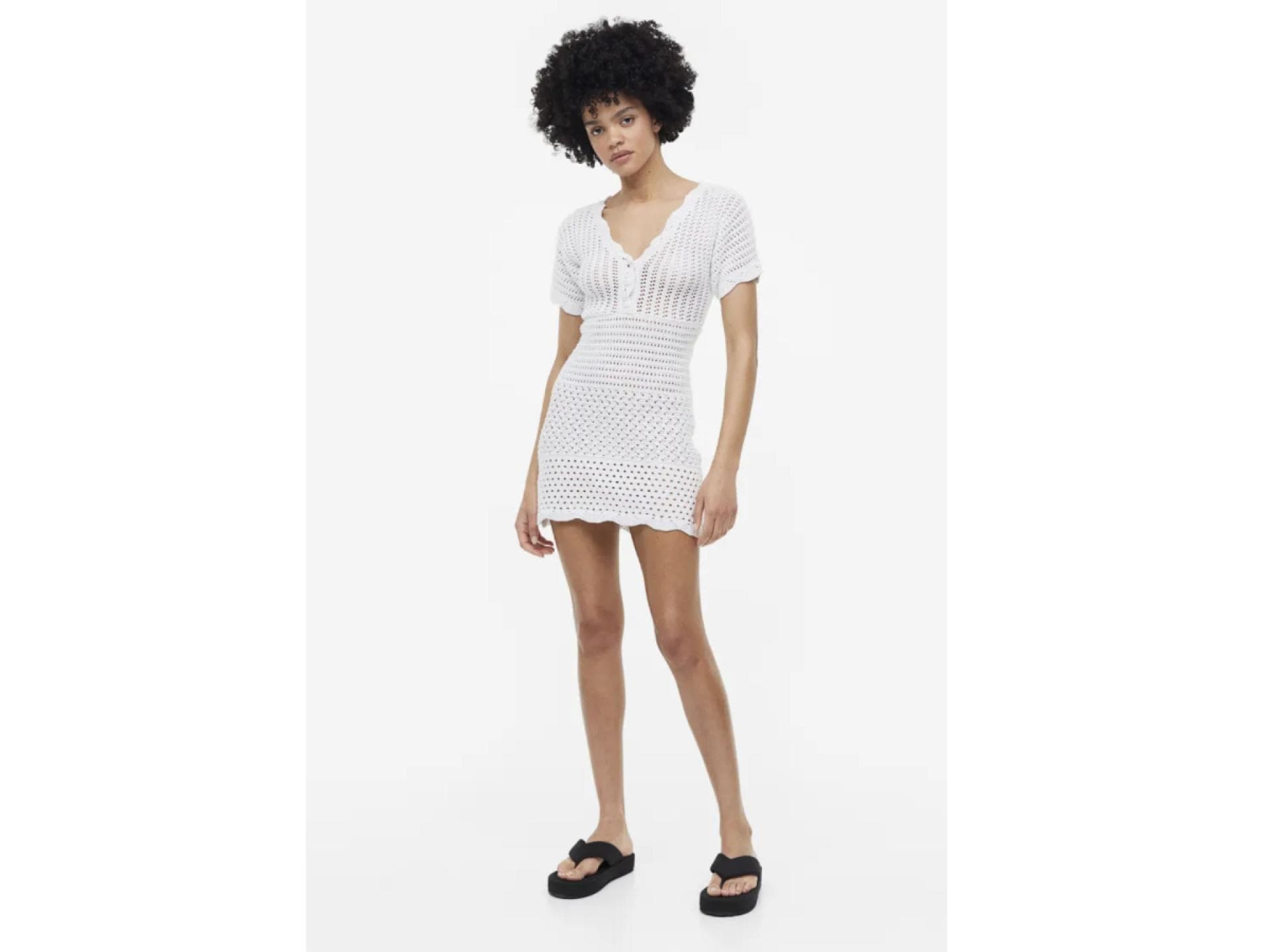 Kurzes Kleid aus weichem Strick in Häkeloptik