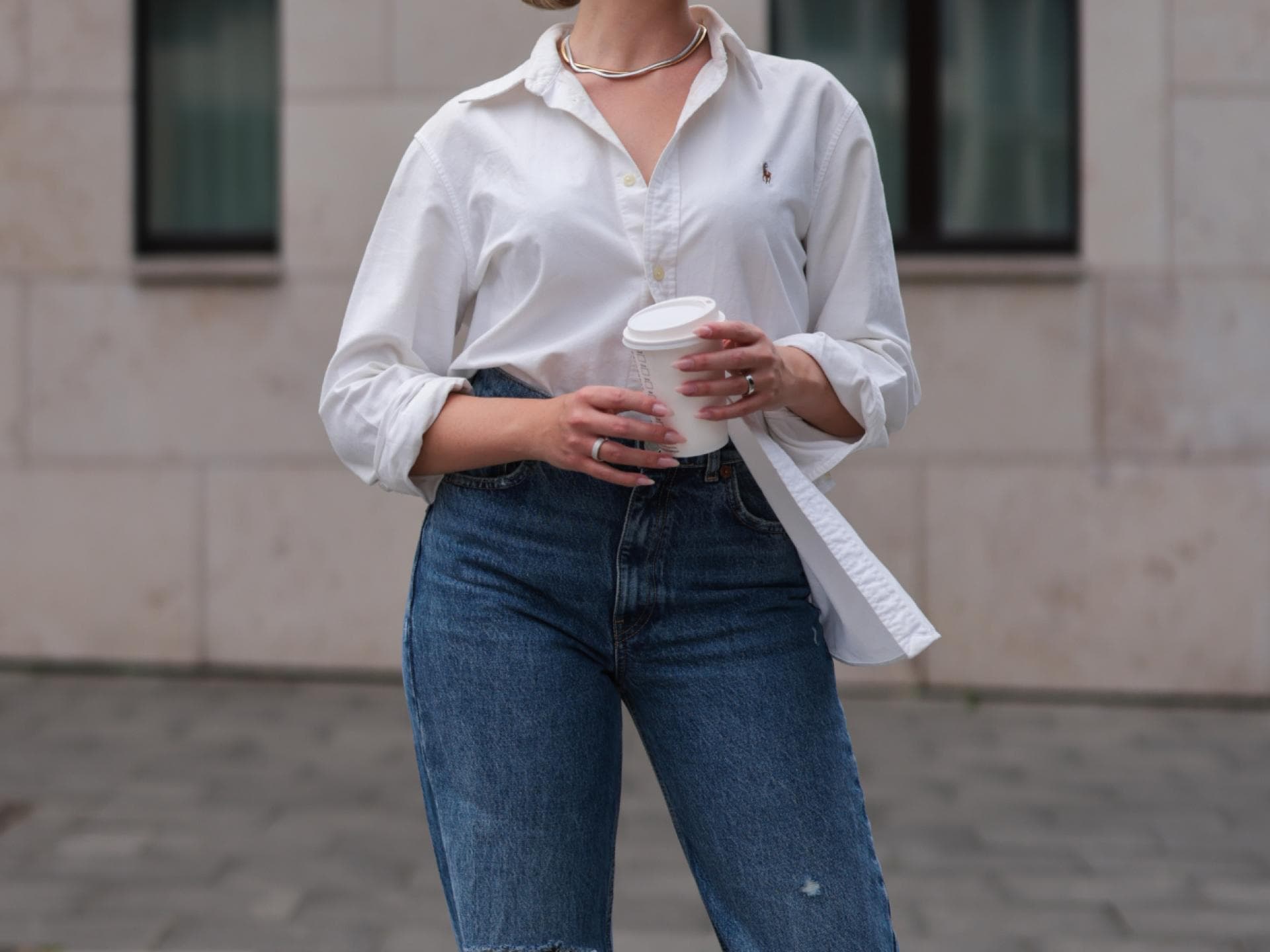 Weiße Bluse mit Jeans Streetstyle